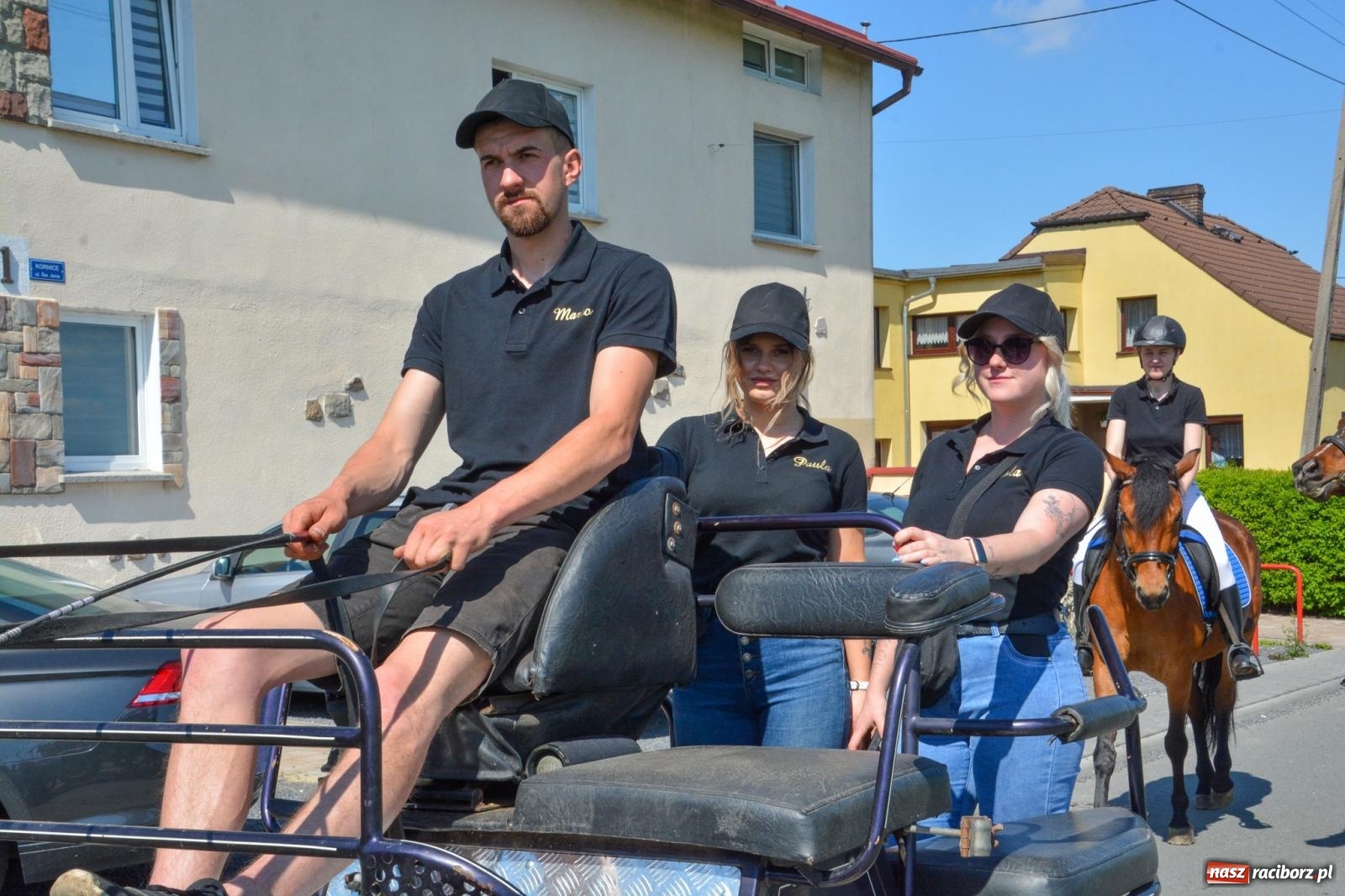 Zdjęcie w galerii na portalu naszraciborz.pl: Kornice: parada już za nami – czas na emocje w siodle i zaprzęgach wiadomości z regionu