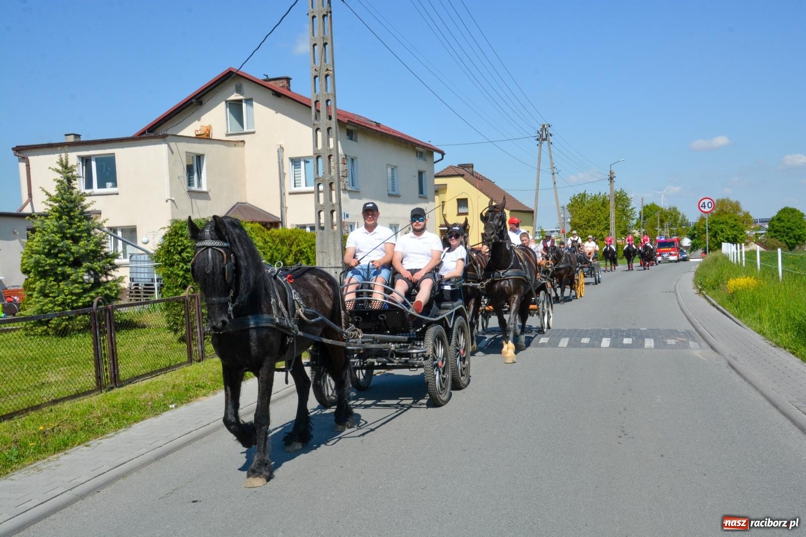 Zdjęcie w galerii na portalu naszraciborz.pl: Kornice: parada już za nami – czas na emocje w siodle i zaprzęgach wiadomości z regionu