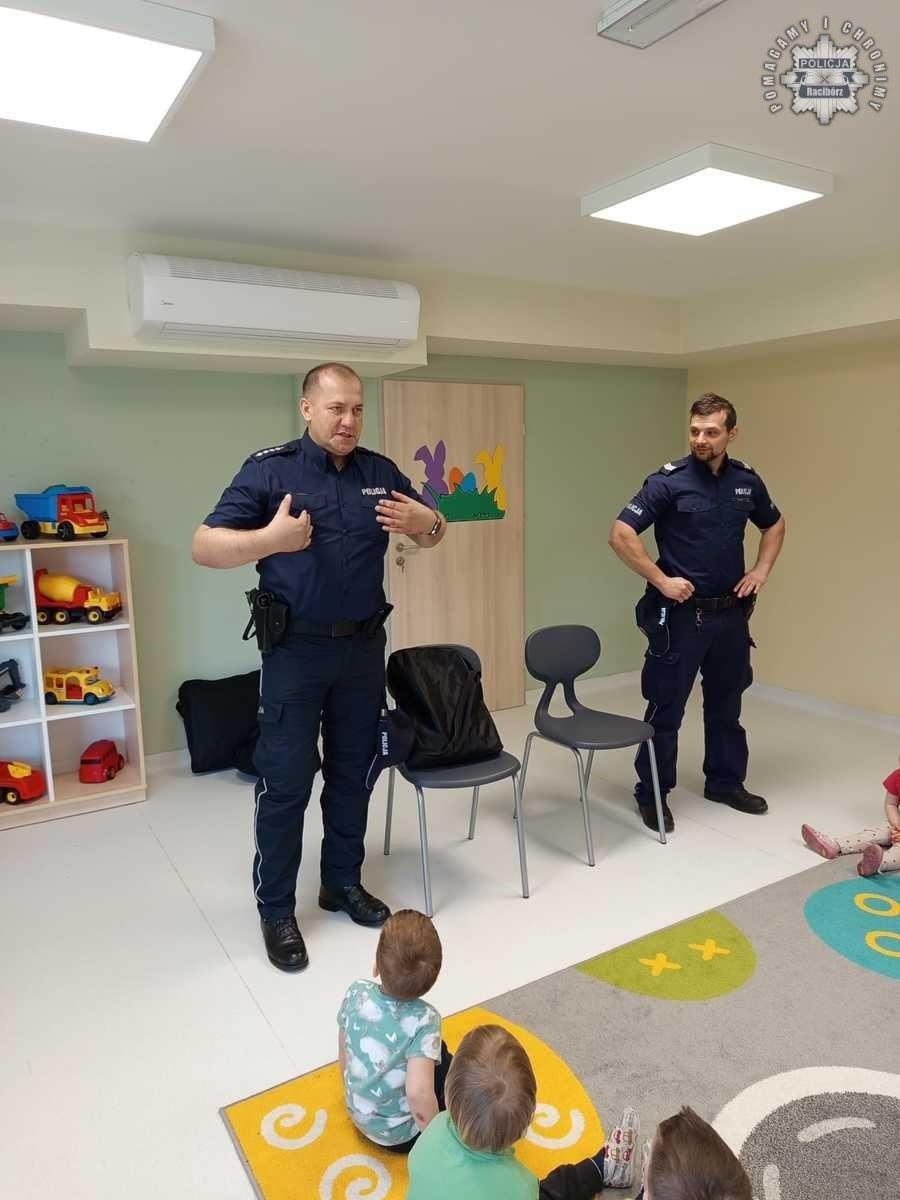 Zdjęcie w galerii na portalu naszraciborz.pl: Mamo, tato, tutaj jestem. Policja w raciborskim żłobku wiadomości z regionu
