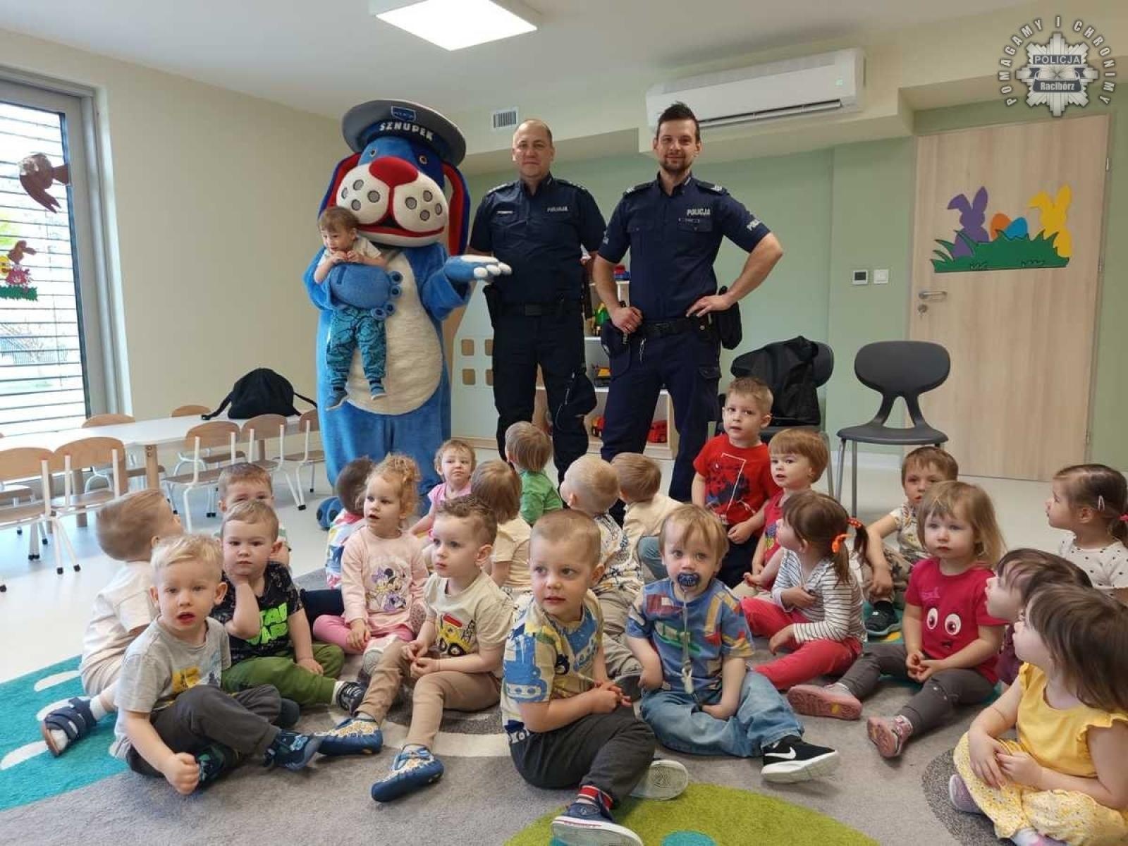Zdjęcie w galerii na portalu naszraciborz.pl: Mamo, tato, tutaj jestem. Policja w raciborskim żłobku wiadomości z regionu