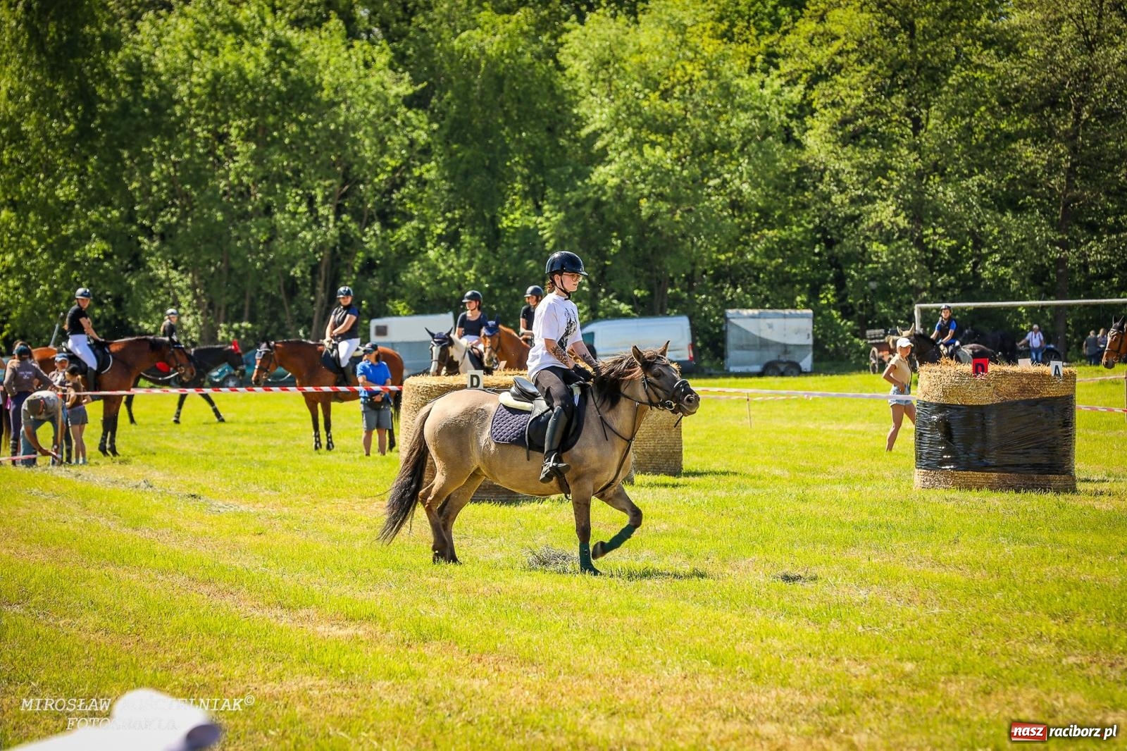 Zdjęcie w galerii na portalu naszraciborz.pl: Konna majówka wróciła do Kornic po sześciu latach. Były emocje i rywalizacja [FOTO i WIDEO] wiadomości z regionu