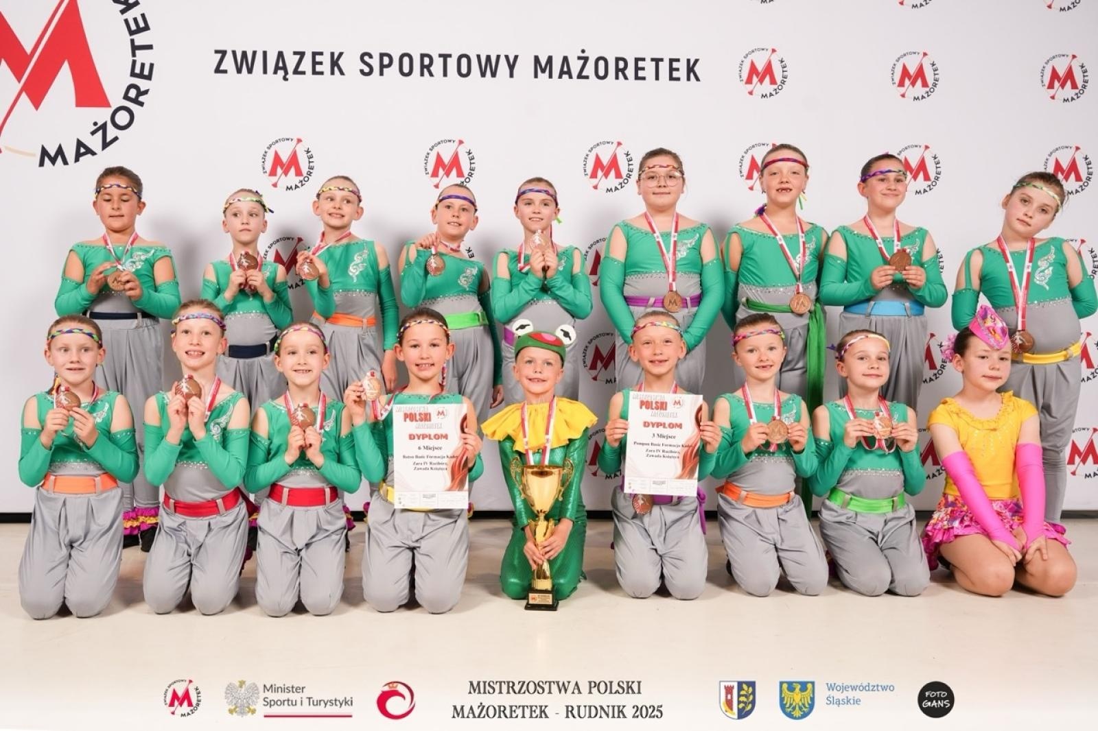 Zdjęcie w galerii na portalu naszraciborz.pl: Grad medali mażoretek ZARA na Mistrzostwach Polski wiadomości z regionu