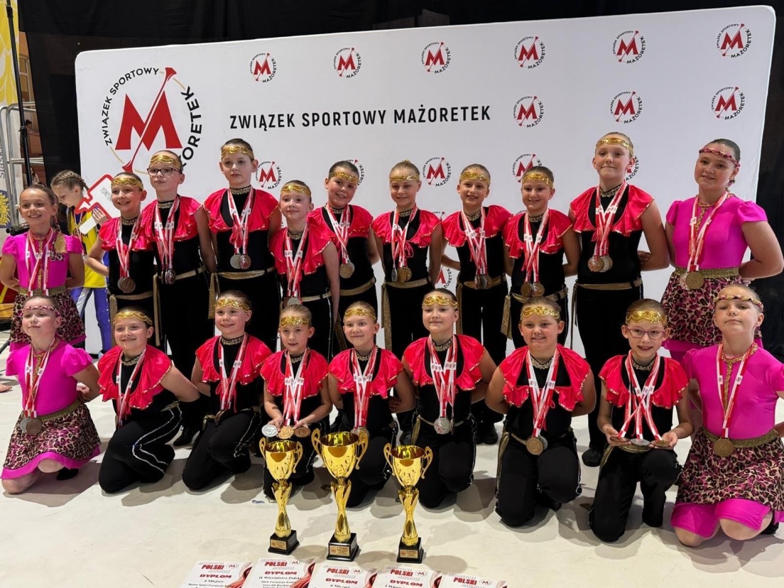 Zdjęcie w galerii na portalu naszraciborz.pl: Grad medali mażoretek ZARA na Mistrzostwach Polski wiadomości z regionu