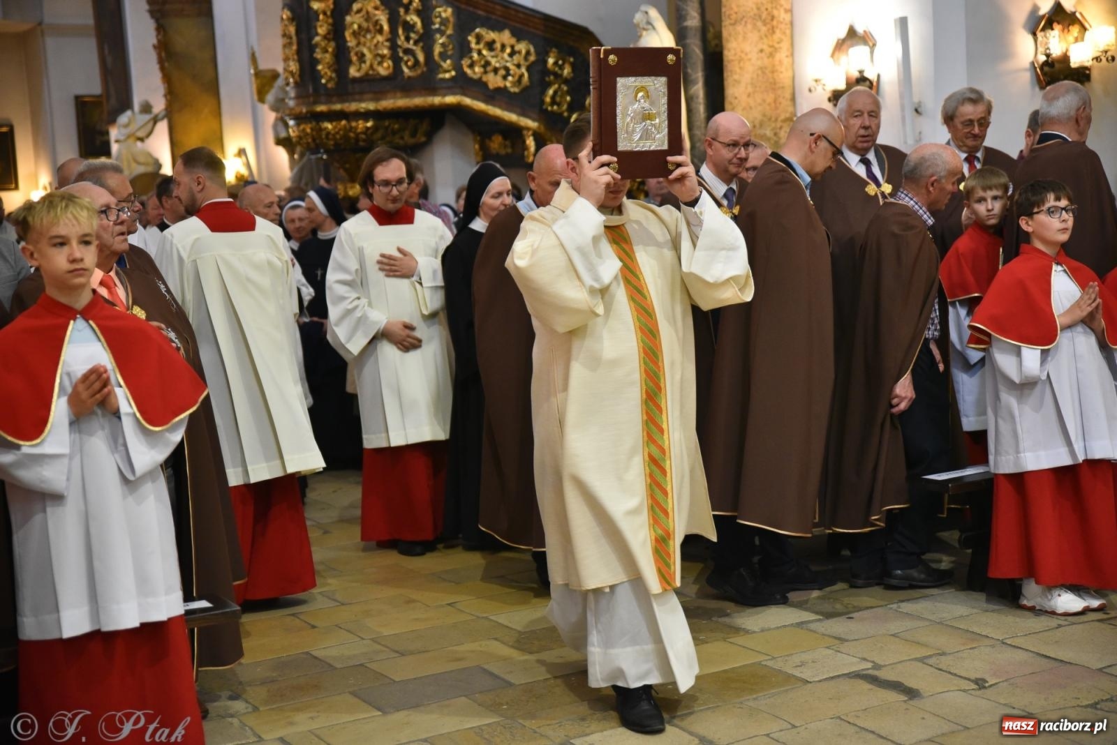 Zdjęcie w galerii na portalu naszraciborz.pl: Zadbać o innych – Diecezjalne Święto Rodziny w Jemielnicy pełne wiary, jedności i nadziei wiadomości z regionu