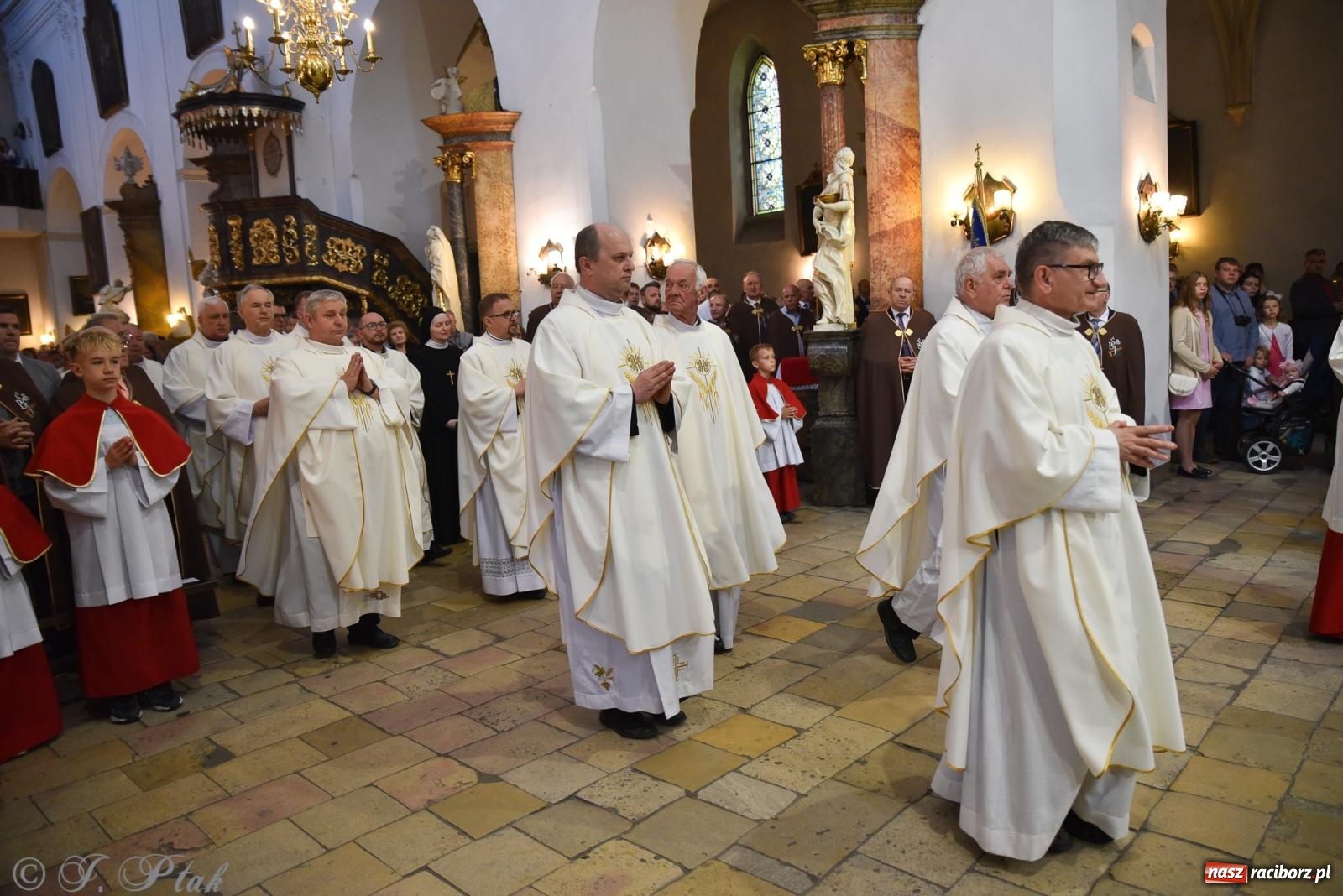 Zdjęcie w galerii na portalu naszraciborz.pl: Zadbać o innych – Diecezjalne Święto Rodziny w Jemielnicy pełne wiary, jedności i nadziei wiadomości z regionu