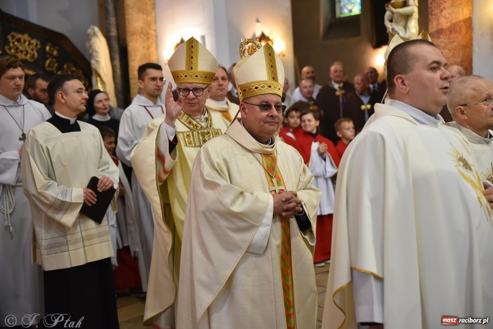 Zdjęcie w galerii na portalu naszraciborz.pl: Zadbać o innych – Diecezjalne Święto Rodziny w Jemielnicy pełne wiary, jedności i nadziei wiadomości z regionu