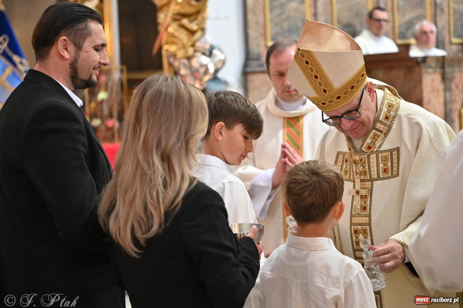 Zdjęcie w galerii na portalu naszraciborz.pl: Zadbać o innych – Diecezjalne Święto Rodziny w Jemielnicy pełne wiary, jedności i nadziei wiadomości z regionu