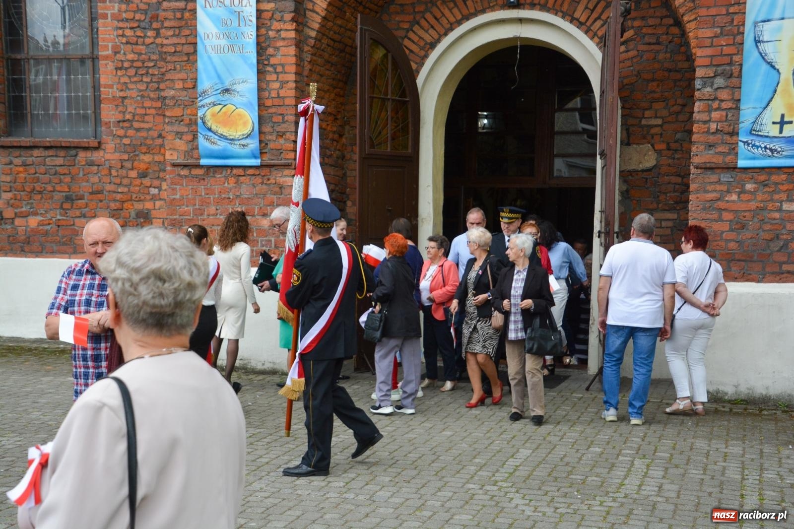 Zdjęcie w galerii na portalu naszraciborz.pl: Obchody Trzeciego Maja w Raciborzu w strugach deszczu [FOTO i WIDEO] wiadomości z regionu