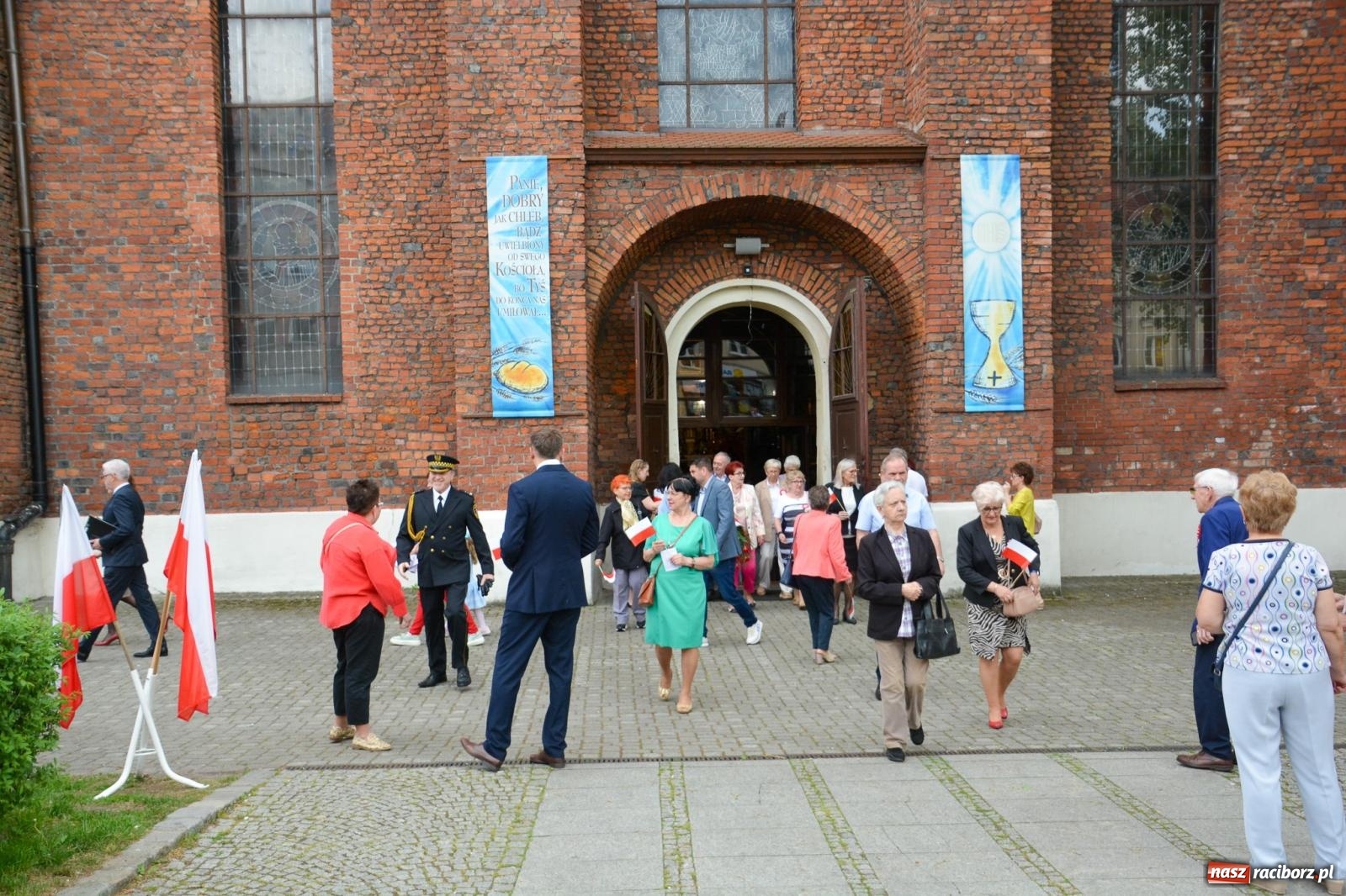 Zdjęcie w galerii na portalu naszraciborz.pl: Obchody Trzeciego Maja w Raciborzu w strugach deszczu [FOTO i WIDEO] wiadomości z regionu