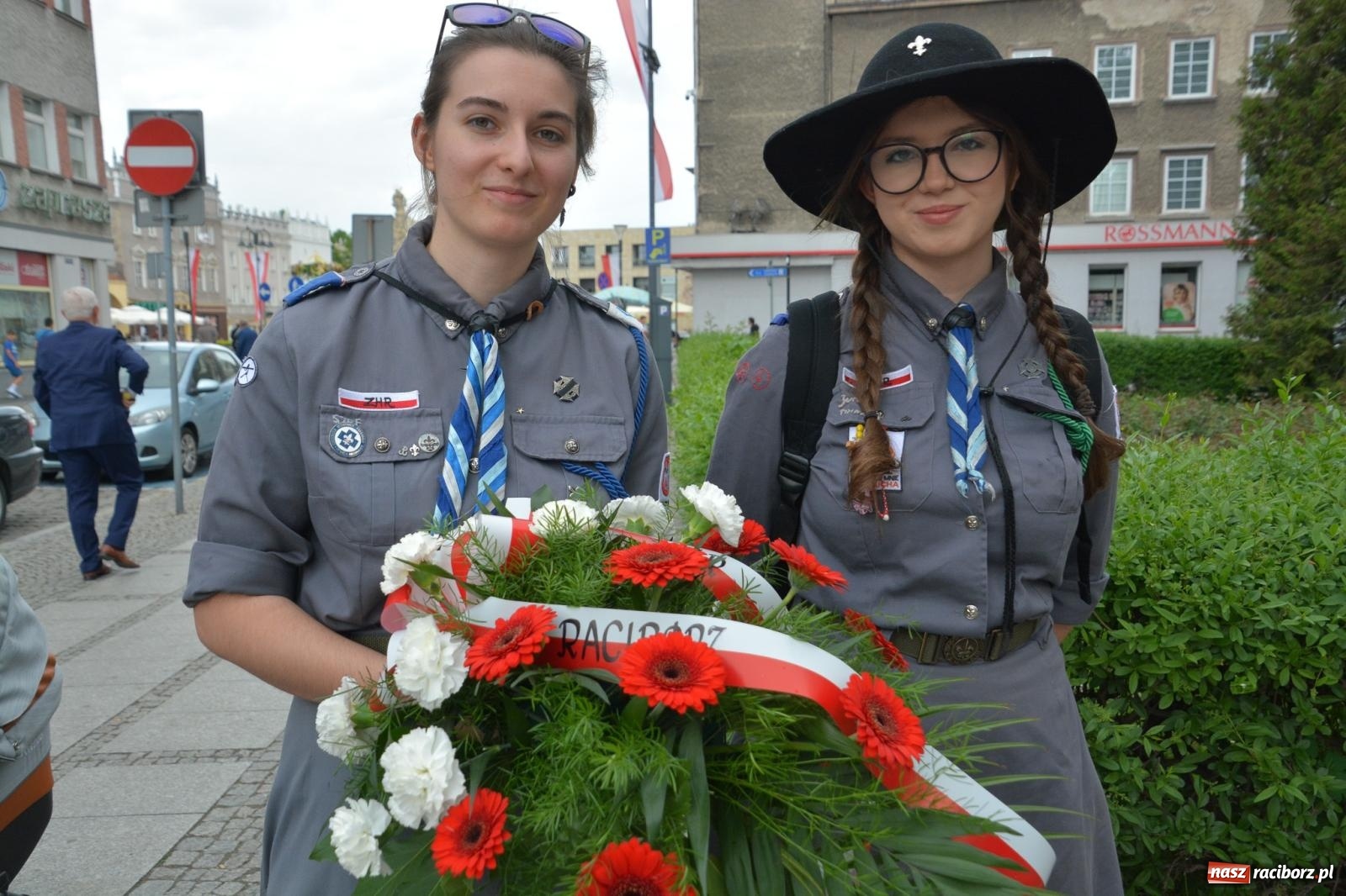 Zdjęcie w galerii na portalu naszraciborz.pl: Obchody Trzeciego Maja w Raciborzu w strugach deszczu [FOTO i WIDEO] wiadomości z regionu