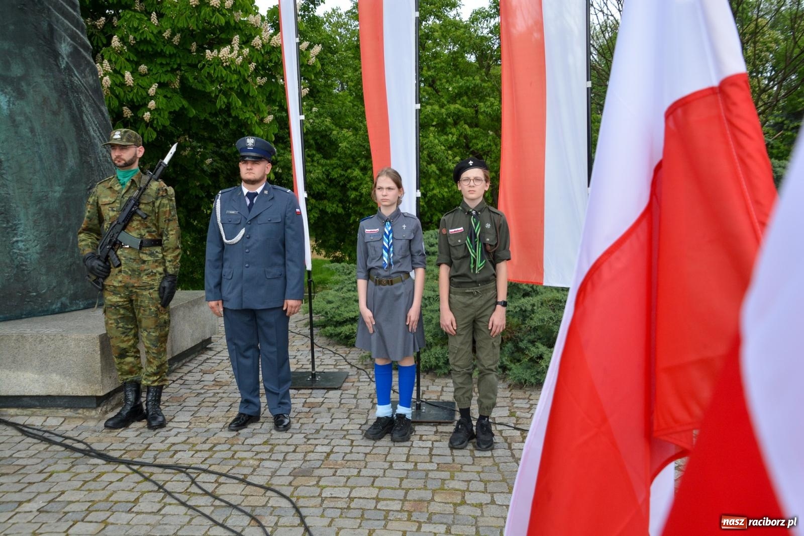 Zdjęcie w galerii na portalu naszraciborz.pl: Obchody Trzeciego Maja w Raciborzu w strugach deszczu [FOTO i WIDEO] wiadomości z regionu