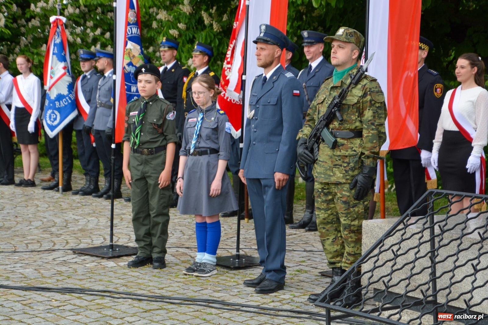 Zdjęcie w galerii na portalu naszraciborz.pl: Obchody Trzeciego Maja w Raciborzu w strugach deszczu [FOTO i WIDEO] wiadomości z regionu