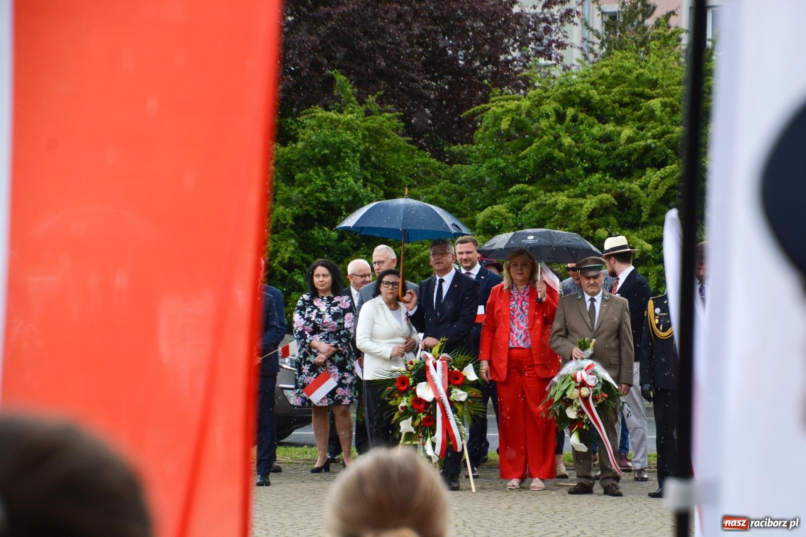 Zdjęcie w galerii na portalu naszraciborz.pl: Obchody Trzeciego Maja w Raciborzu w strugach deszczu [FOTO i WIDEO] wiadomości z regionu