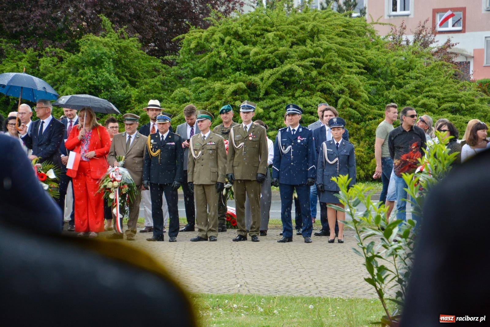 Zdjęcie w galerii na portalu naszraciborz.pl: Obchody Trzeciego Maja w Raciborzu w strugach deszczu [FOTO i WIDEO] wiadomości z regionu