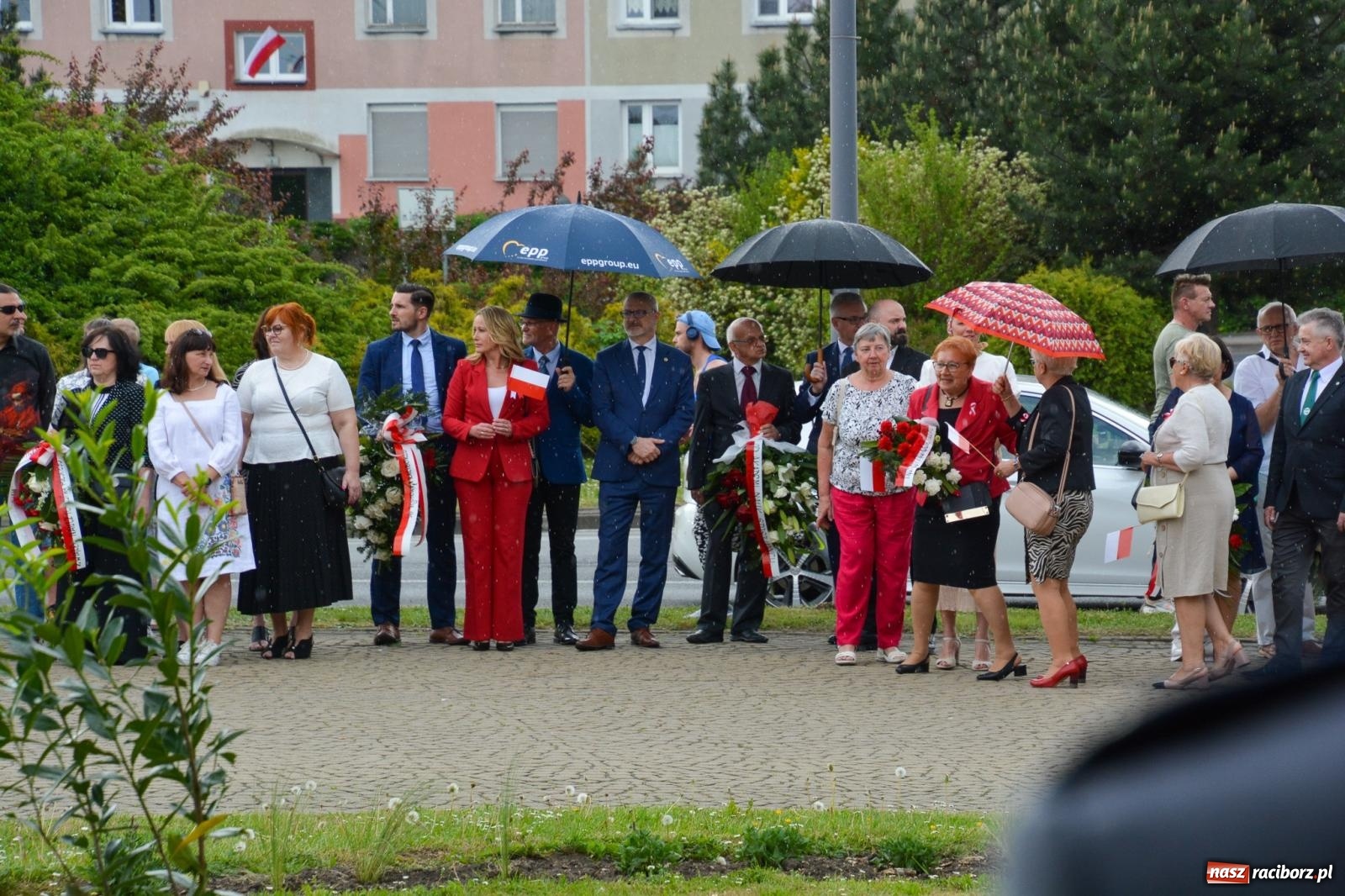 Zdjęcie w galerii na portalu naszraciborz.pl: Obchody Trzeciego Maja w Raciborzu w strugach deszczu [FOTO i WIDEO] wiadomości z regionu
