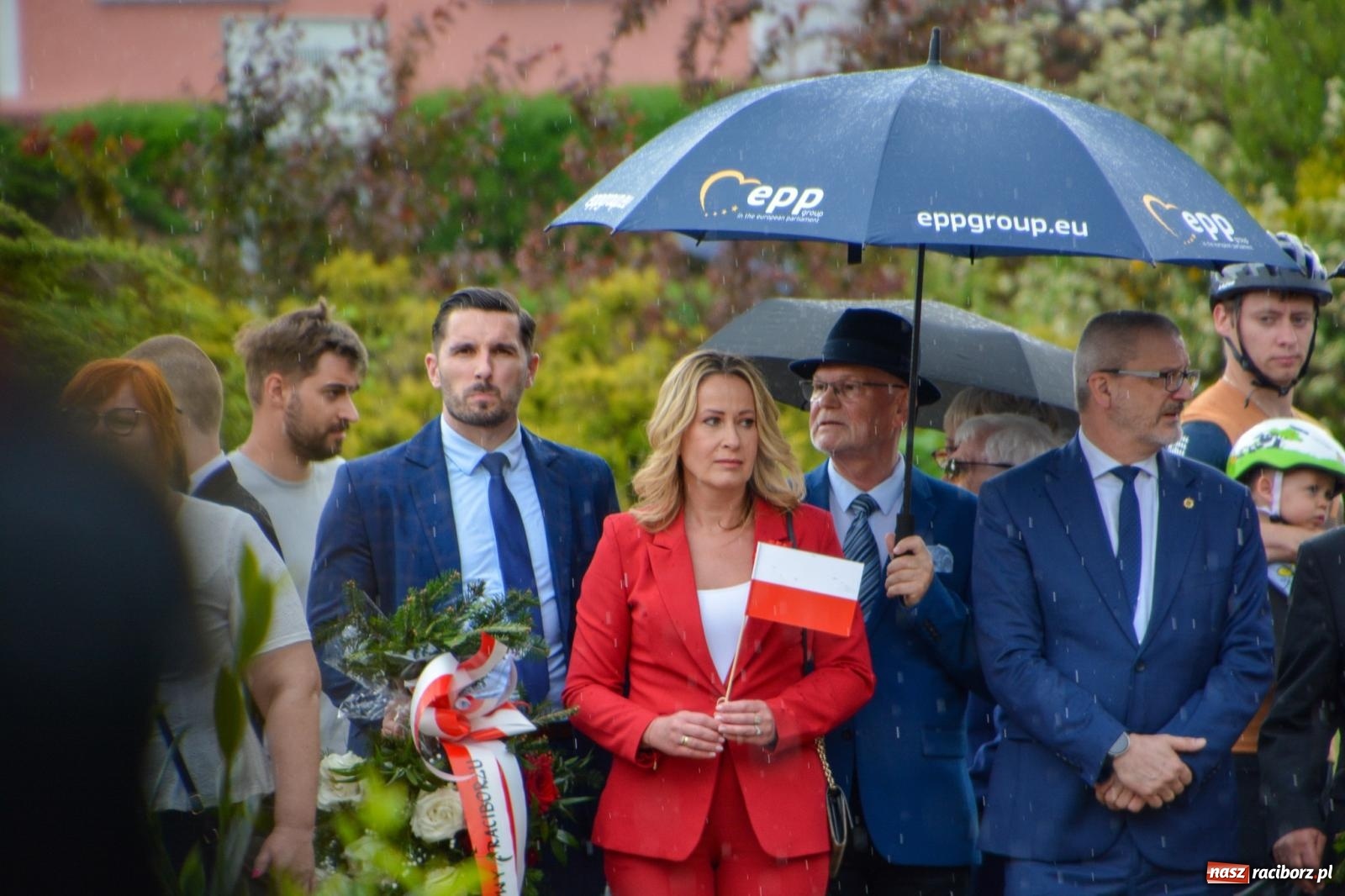 Zdjęcie w galerii na portalu naszraciborz.pl: Obchody Trzeciego Maja w Raciborzu w strugach deszczu [FOTO i WIDEO] wiadomości z regionu