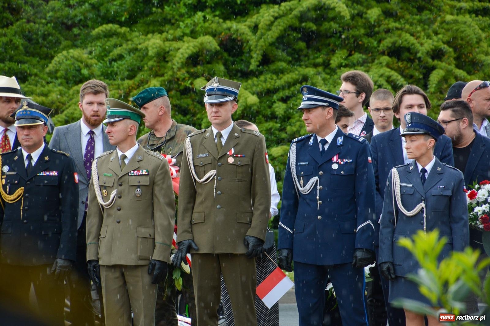 Zdjęcie w galerii na portalu naszraciborz.pl: Obchody Trzeciego Maja w Raciborzu w strugach deszczu [FOTO i WIDEO] wiadomości z regionu
