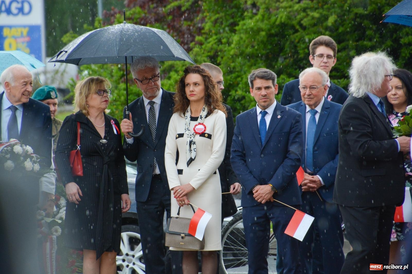 Zdjęcie w galerii na portalu naszraciborz.pl: Obchody Trzeciego Maja w Raciborzu w strugach deszczu [FOTO i WIDEO] wiadomości z regionu