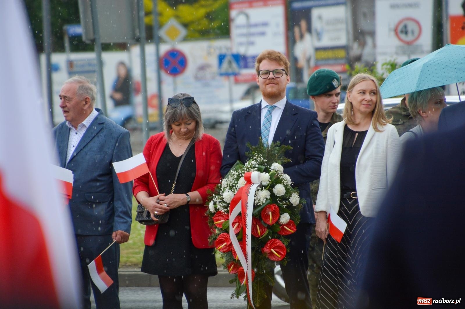 Zdjęcie w galerii na portalu naszraciborz.pl: Obchody Trzeciego Maja w Raciborzu w strugach deszczu [FOTO i WIDEO] wiadomości z regionu