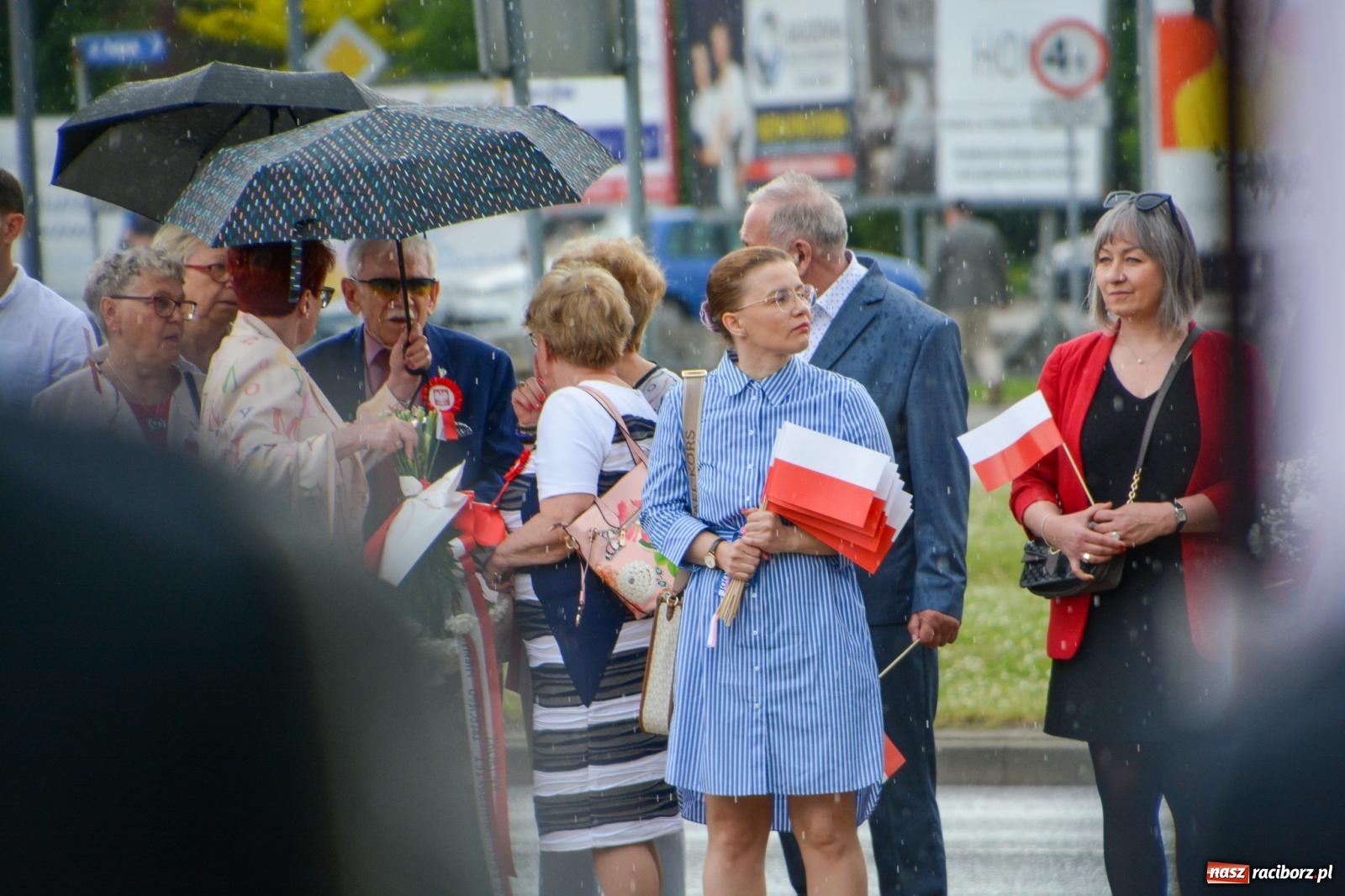 Zdjęcie w galerii na portalu naszraciborz.pl: Obchody Trzeciego Maja w Raciborzu w strugach deszczu [FOTO i WIDEO] wiadomości z regionu