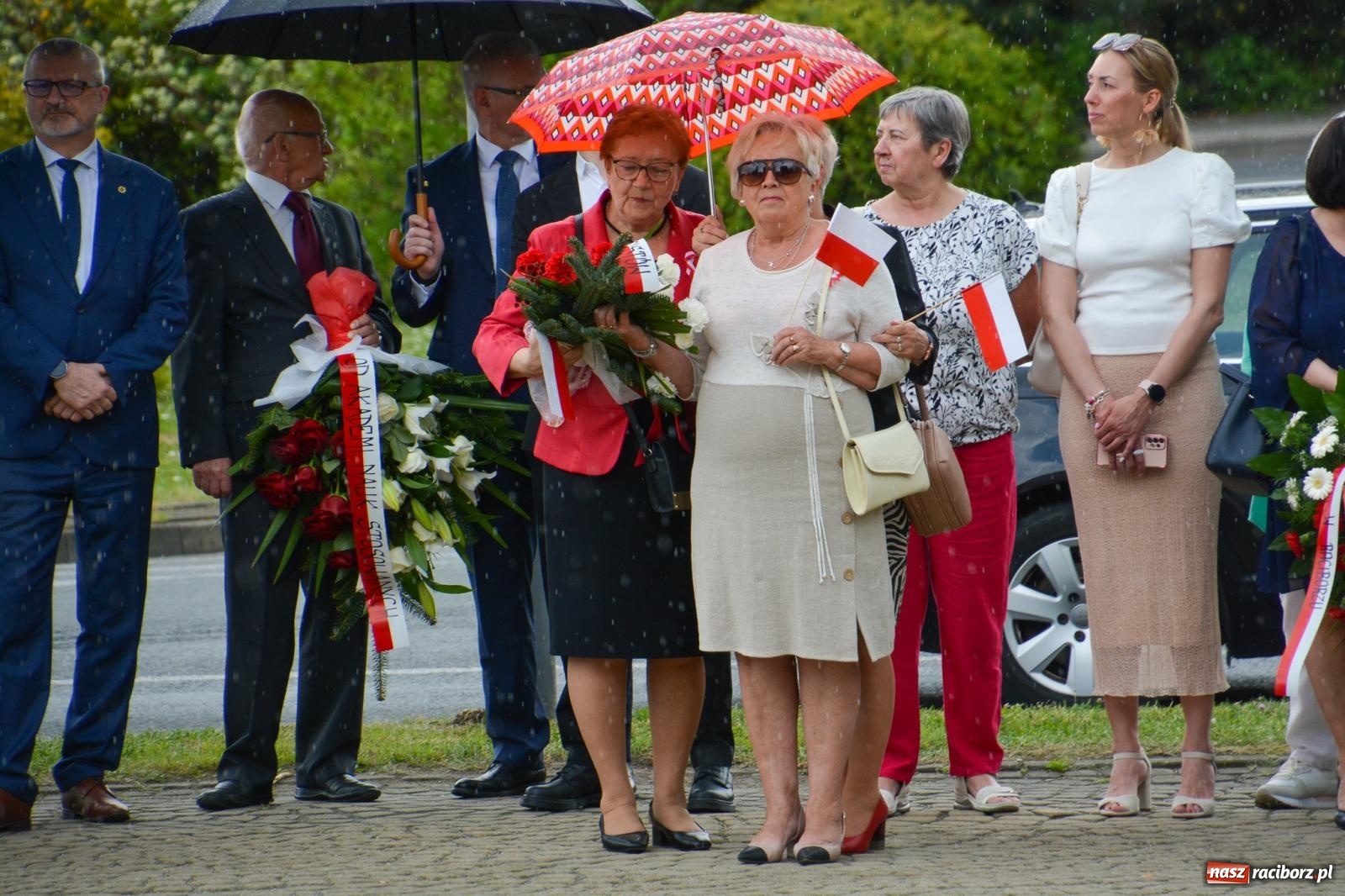 Zdjęcie w galerii na portalu naszraciborz.pl: Obchody Trzeciego Maja w Raciborzu w strugach deszczu [FOTO i WIDEO] wiadomości z regionu