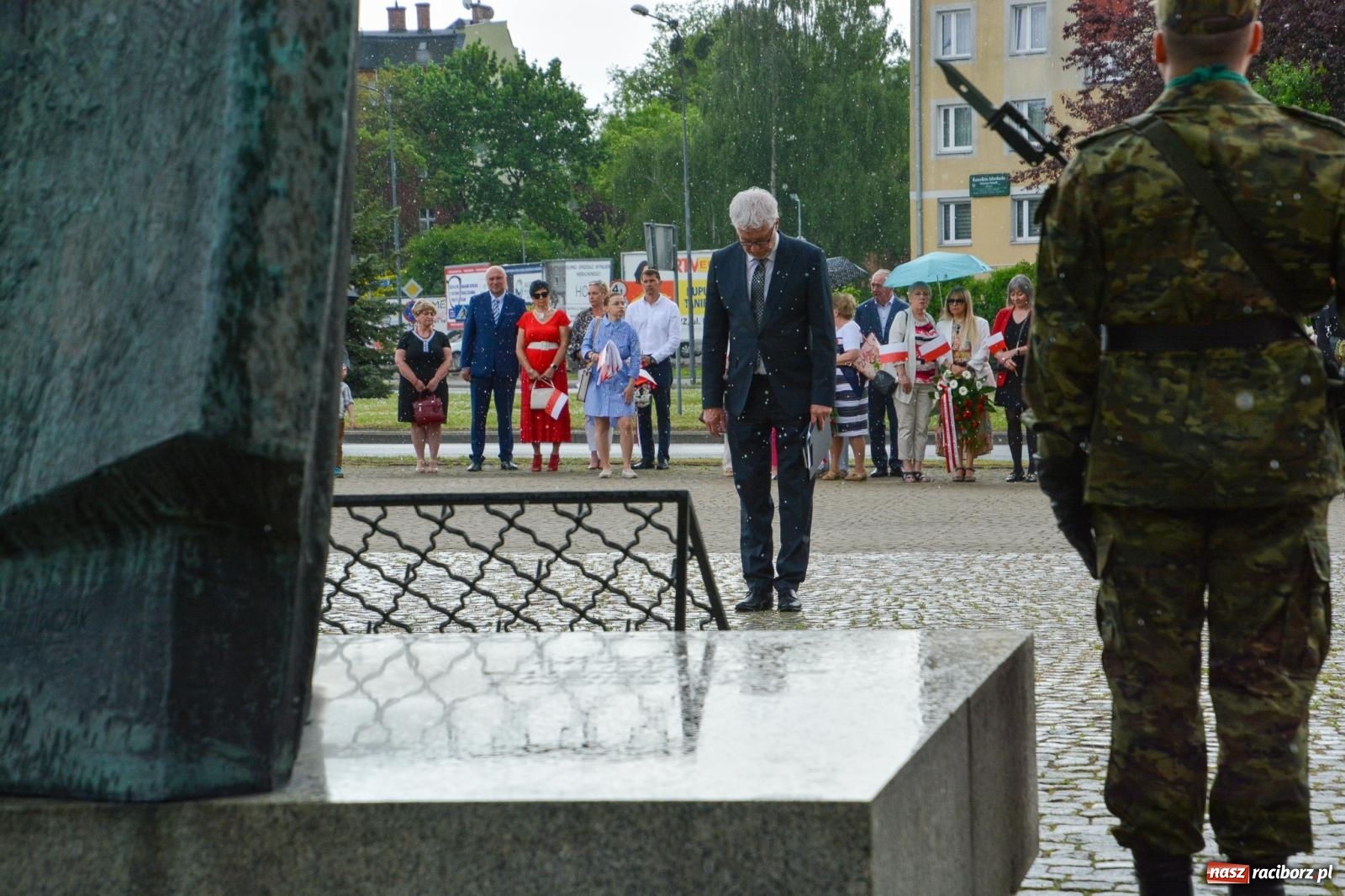 Zdjęcie w galerii na portalu naszraciborz.pl: Obchody Trzeciego Maja w Raciborzu w strugach deszczu [FOTO i WIDEO] wiadomości z regionu
