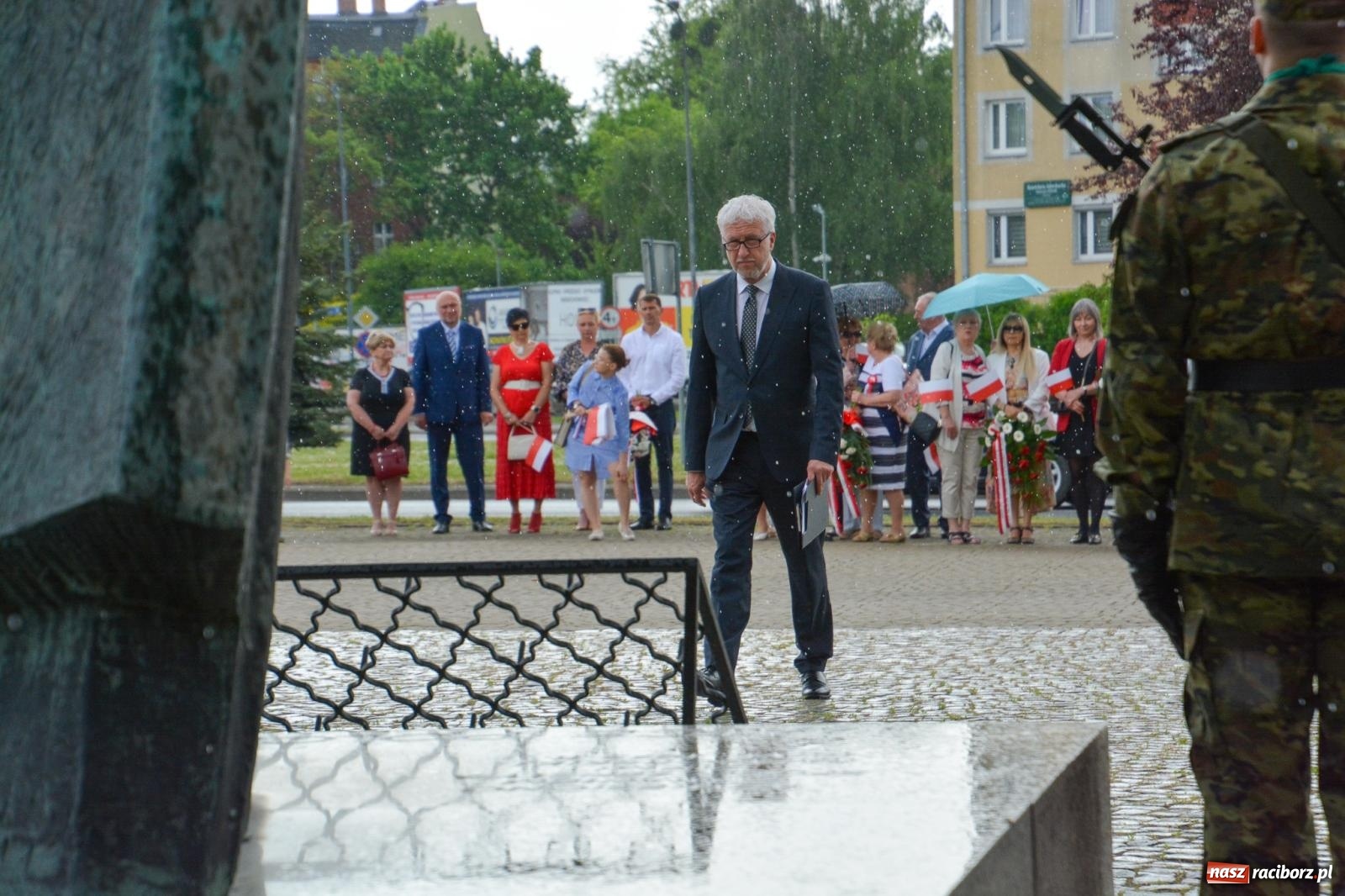 Zdjęcie w galerii na portalu naszraciborz.pl: Obchody Trzeciego Maja w Raciborzu w strugach deszczu [FOTO i WIDEO] wiadomości z regionu