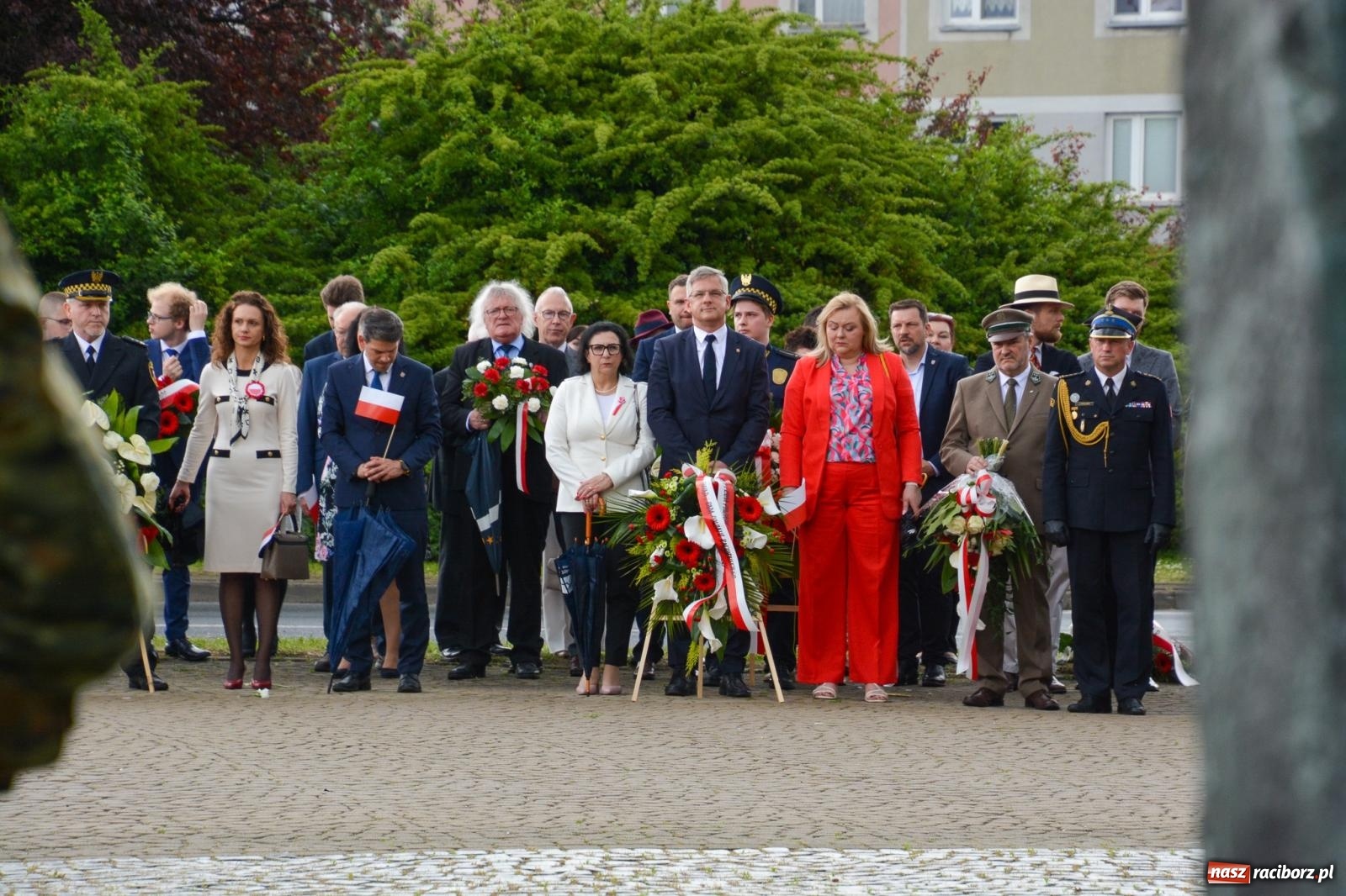 Zdjęcie w galerii na portalu naszraciborz.pl: Obchody Trzeciego Maja w Raciborzu w strugach deszczu [FOTO i WIDEO] wiadomości z regionu