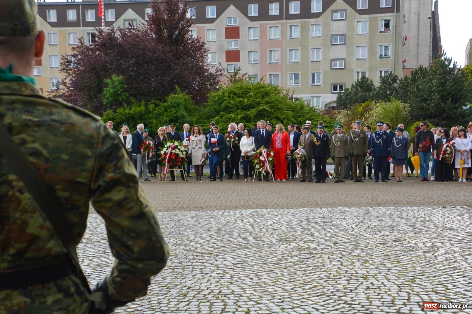 Zdjęcie w galerii na portalu naszraciborz.pl: Obchody Trzeciego Maja w Raciborzu w strugach deszczu [FOTO i WIDEO] wiadomości z regionu