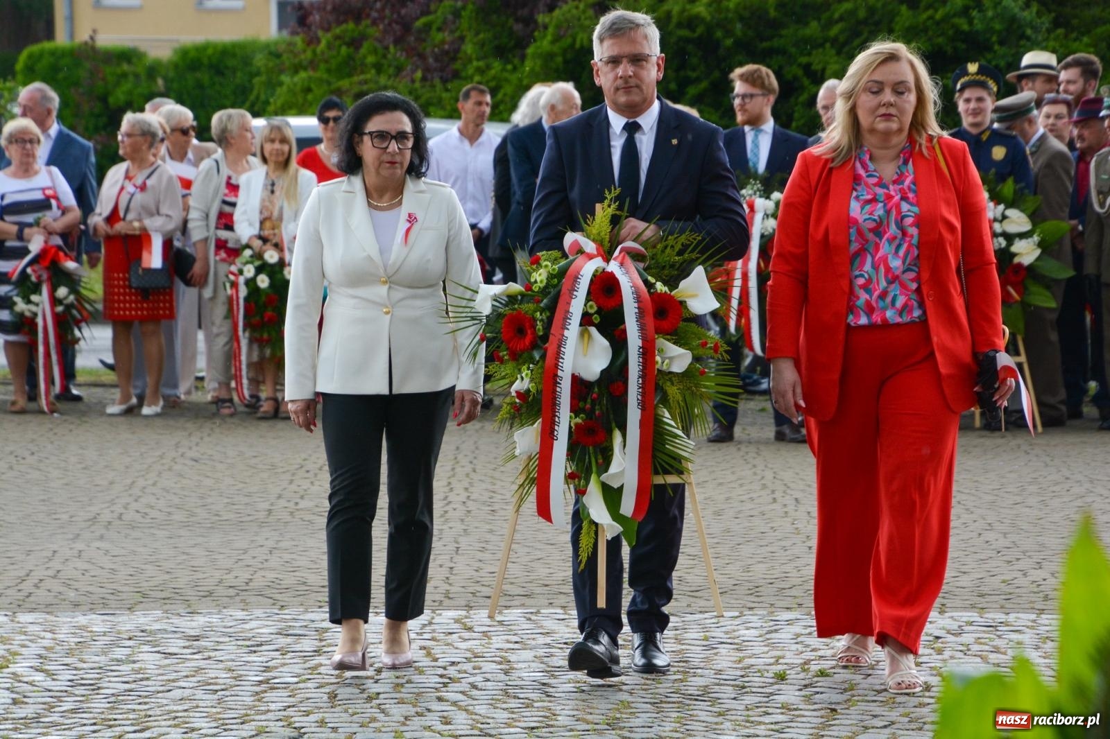 Zdjęcie w galerii na portalu naszraciborz.pl: Obchody Trzeciego Maja w Raciborzu w strugach deszczu [FOTO i WIDEO] wiadomości z regionu