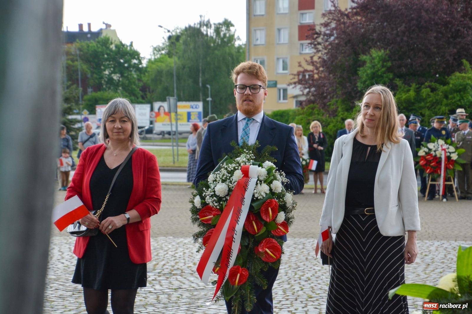 Zdjęcie w galerii na portalu naszraciborz.pl: Obchody Trzeciego Maja w Raciborzu w strugach deszczu [FOTO i WIDEO] wiadomości z regionu