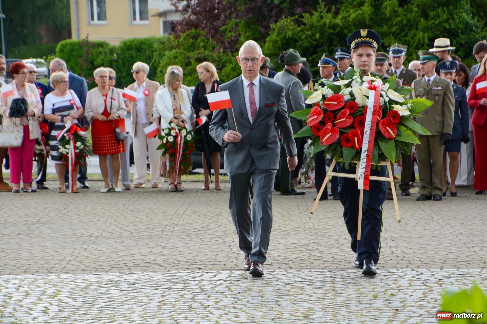 Zdjęcie w galerii na portalu naszraciborz.pl: Obchody Trzeciego Maja w Raciborzu w strugach deszczu [FOTO i WIDEO] wiadomości z regionu