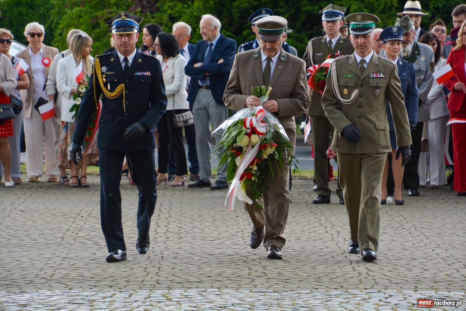 Zdjęcie w galerii na portalu naszraciborz.pl: Obchody Trzeciego Maja w Raciborzu w strugach deszczu [FOTO i WIDEO] wiadomości z regionu
