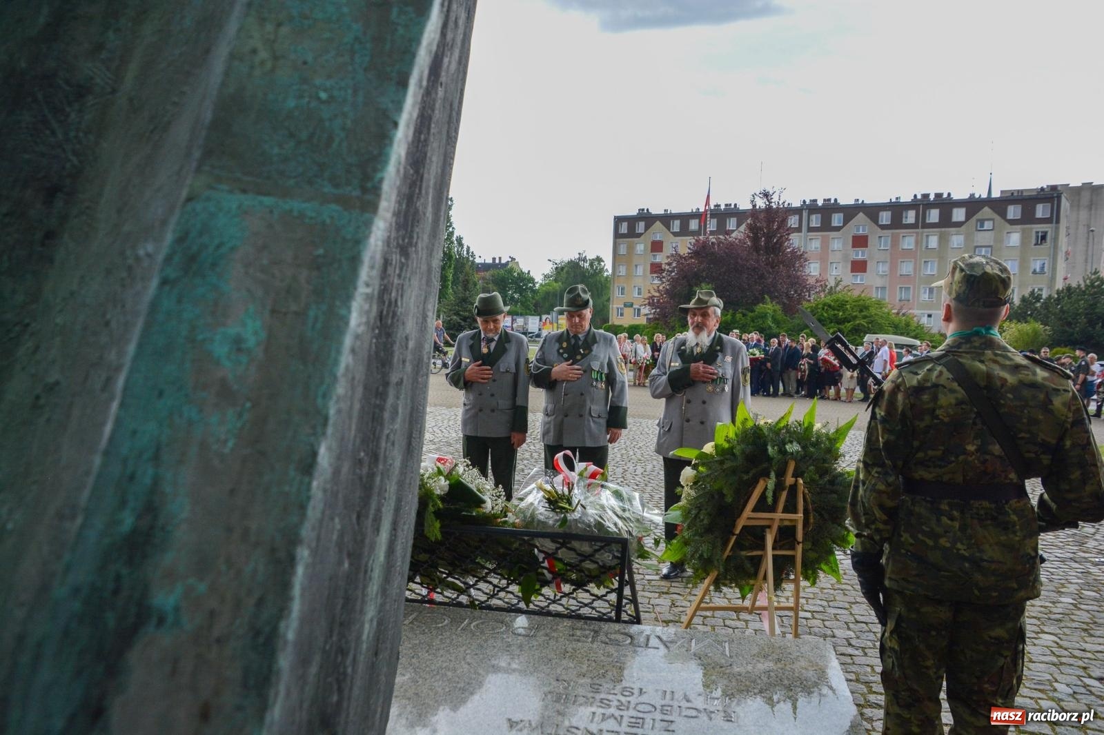 Zdjęcie w galerii na portalu naszraciborz.pl: Obchody Trzeciego Maja w Raciborzu w strugach deszczu [FOTO i WIDEO] wiadomości z regionu