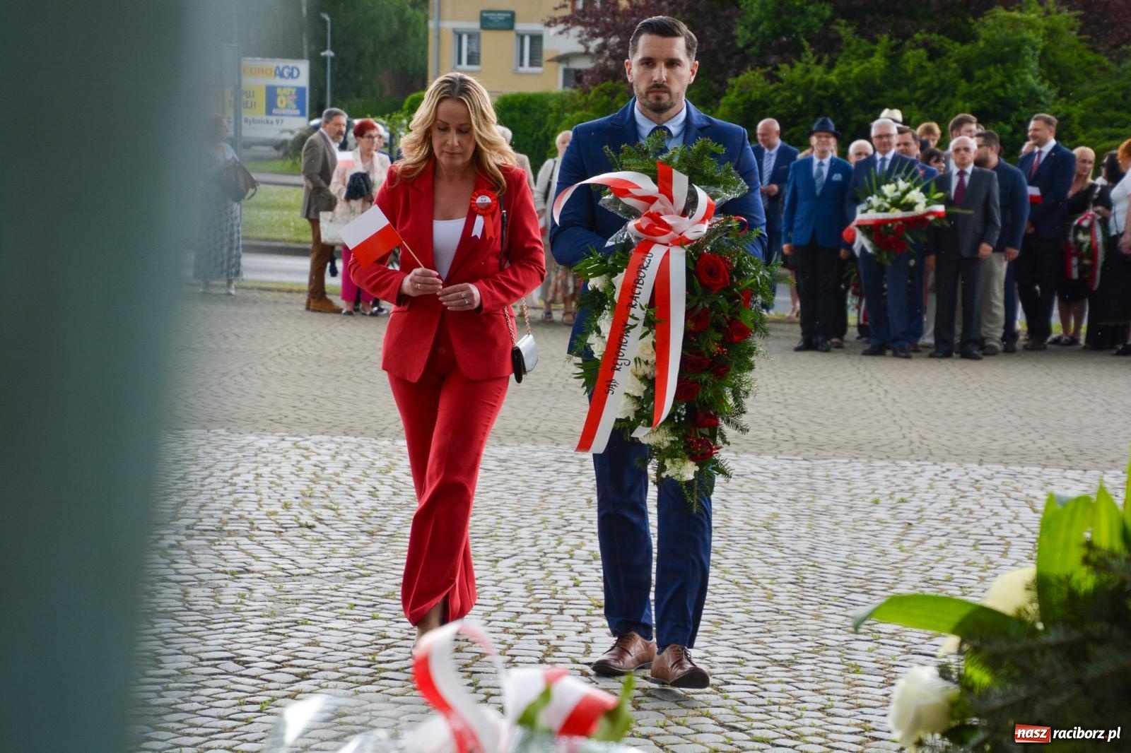 Zdjęcie w galerii na portalu naszraciborz.pl: Obchody Trzeciego Maja w Raciborzu w strugach deszczu [FOTO i WIDEO] wiadomości z regionu