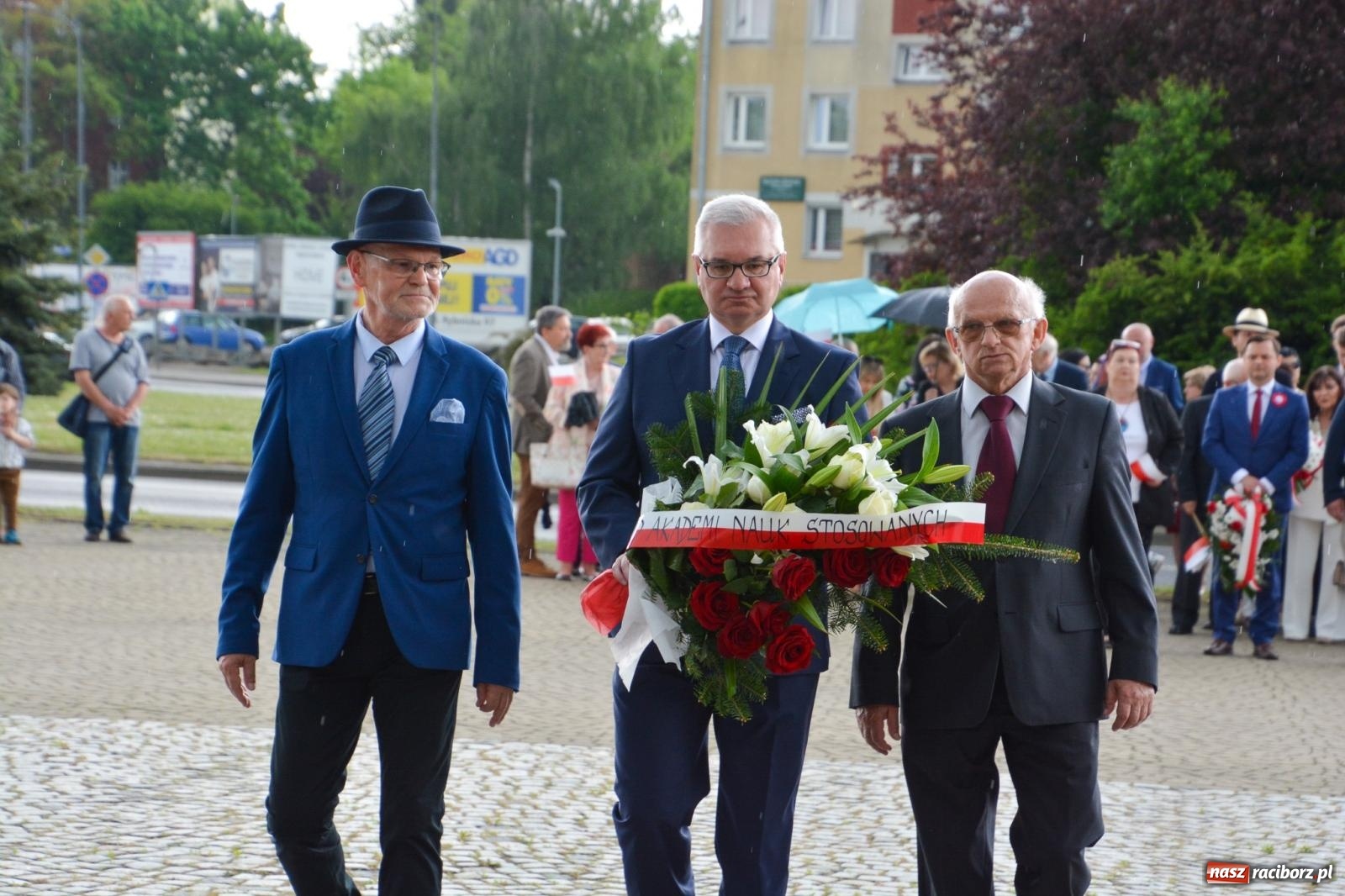 Zdjęcie w galerii na portalu naszraciborz.pl: Obchody Trzeciego Maja w Raciborzu w strugach deszczu [FOTO i WIDEO] wiadomości z regionu
