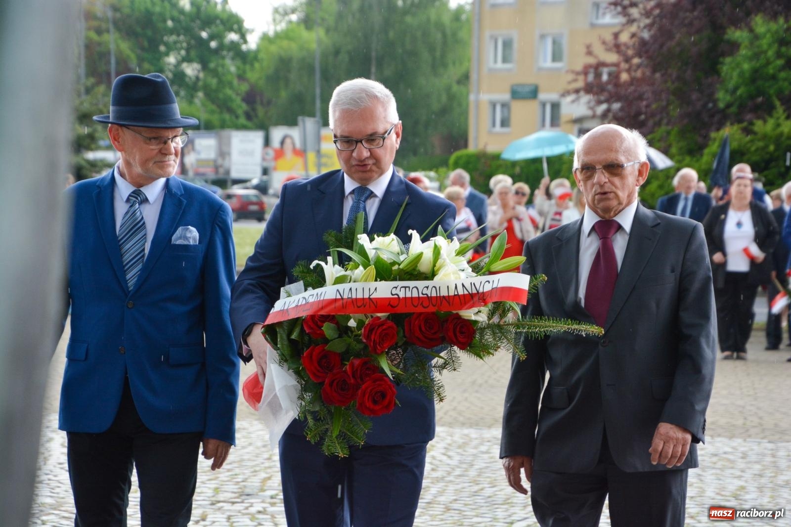 Zdjęcie w galerii na portalu naszraciborz.pl: Obchody Trzeciego Maja w Raciborzu w strugach deszczu [FOTO i WIDEO] wiadomości z regionu