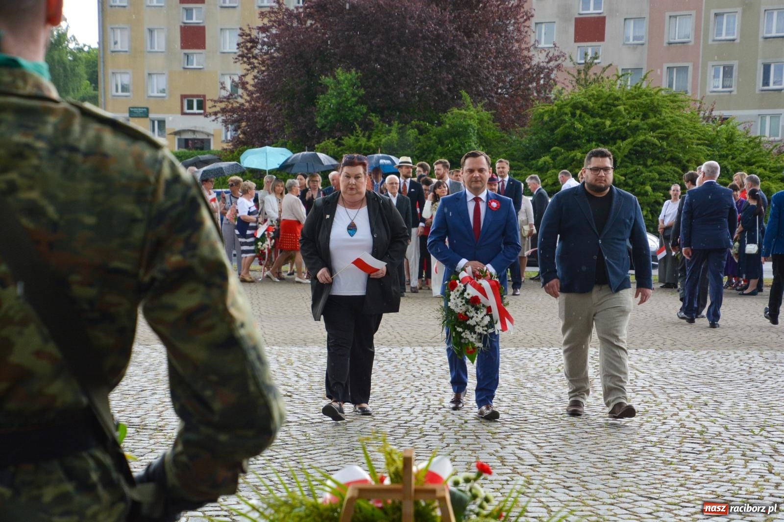 Zdjęcie w galerii na portalu naszraciborz.pl: Obchody Trzeciego Maja w Raciborzu w strugach deszczu [FOTO i WIDEO] wiadomości z regionu