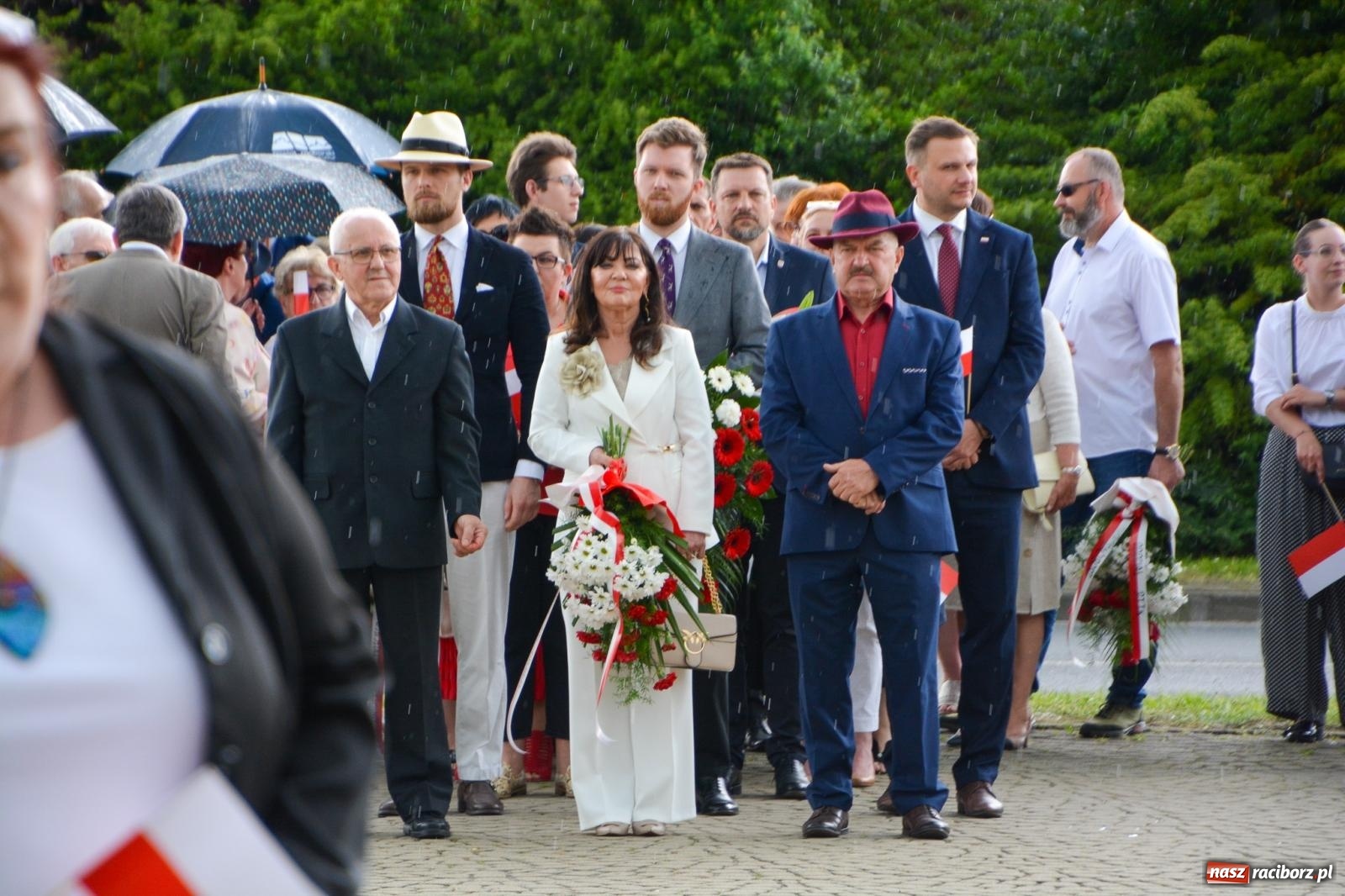 Zdjęcie w galerii na portalu naszraciborz.pl: Obchody Trzeciego Maja w Raciborzu w strugach deszczu [FOTO i WIDEO] wiadomości z regionu