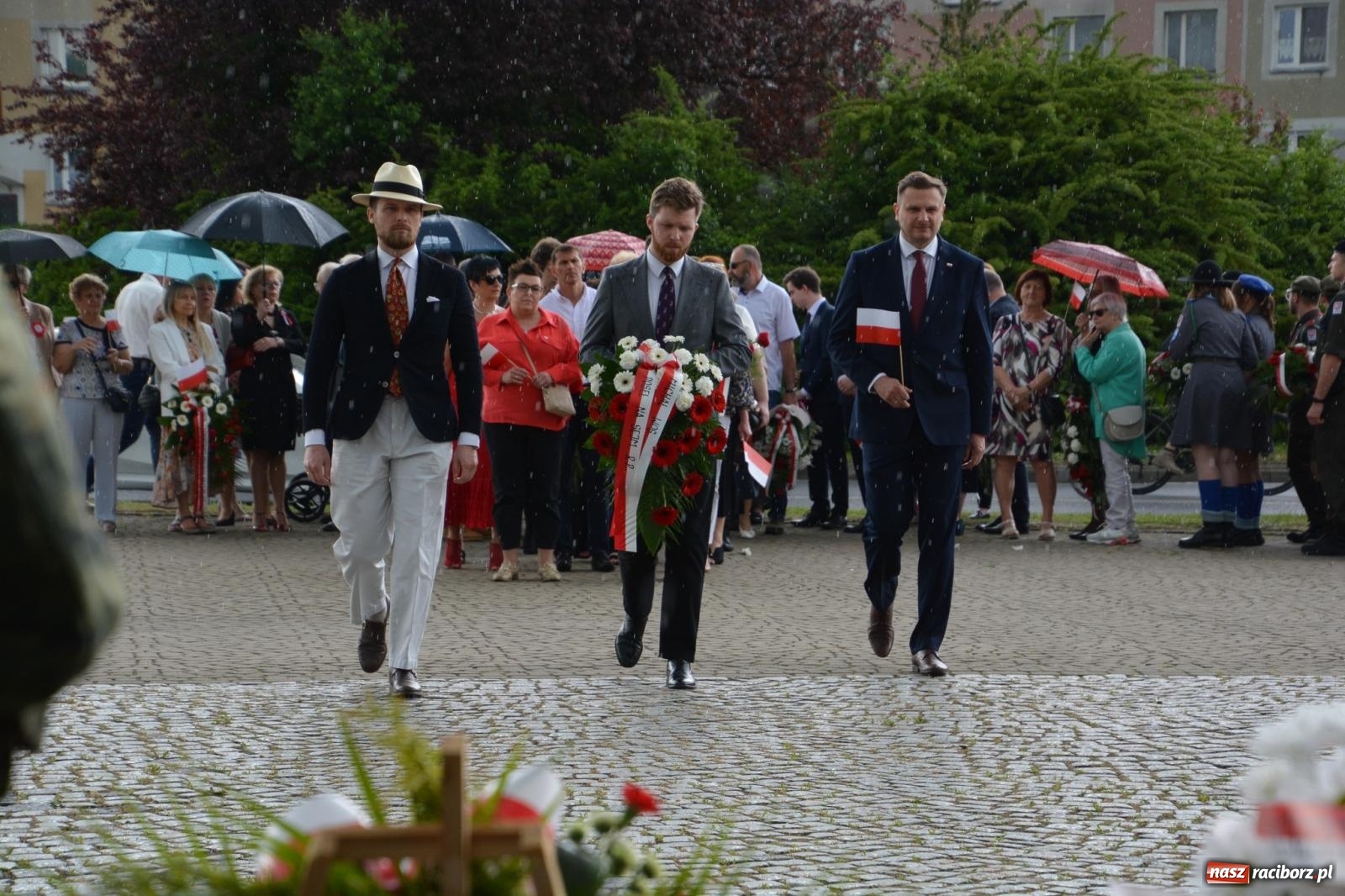 Zdjęcie w galerii na portalu naszraciborz.pl: Obchody Trzeciego Maja w Raciborzu w strugach deszczu [FOTO i WIDEO] wiadomości z regionu