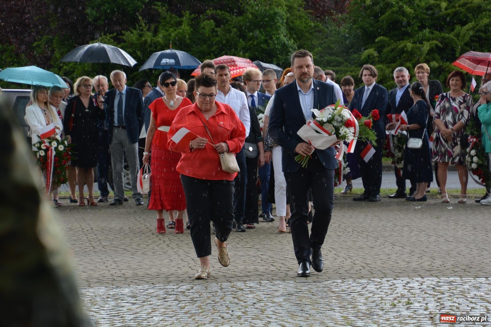 Zdjęcie w galerii na portalu naszraciborz.pl: Obchody Trzeciego Maja w Raciborzu w strugach deszczu [FOTO i WIDEO] wiadomości z regionu