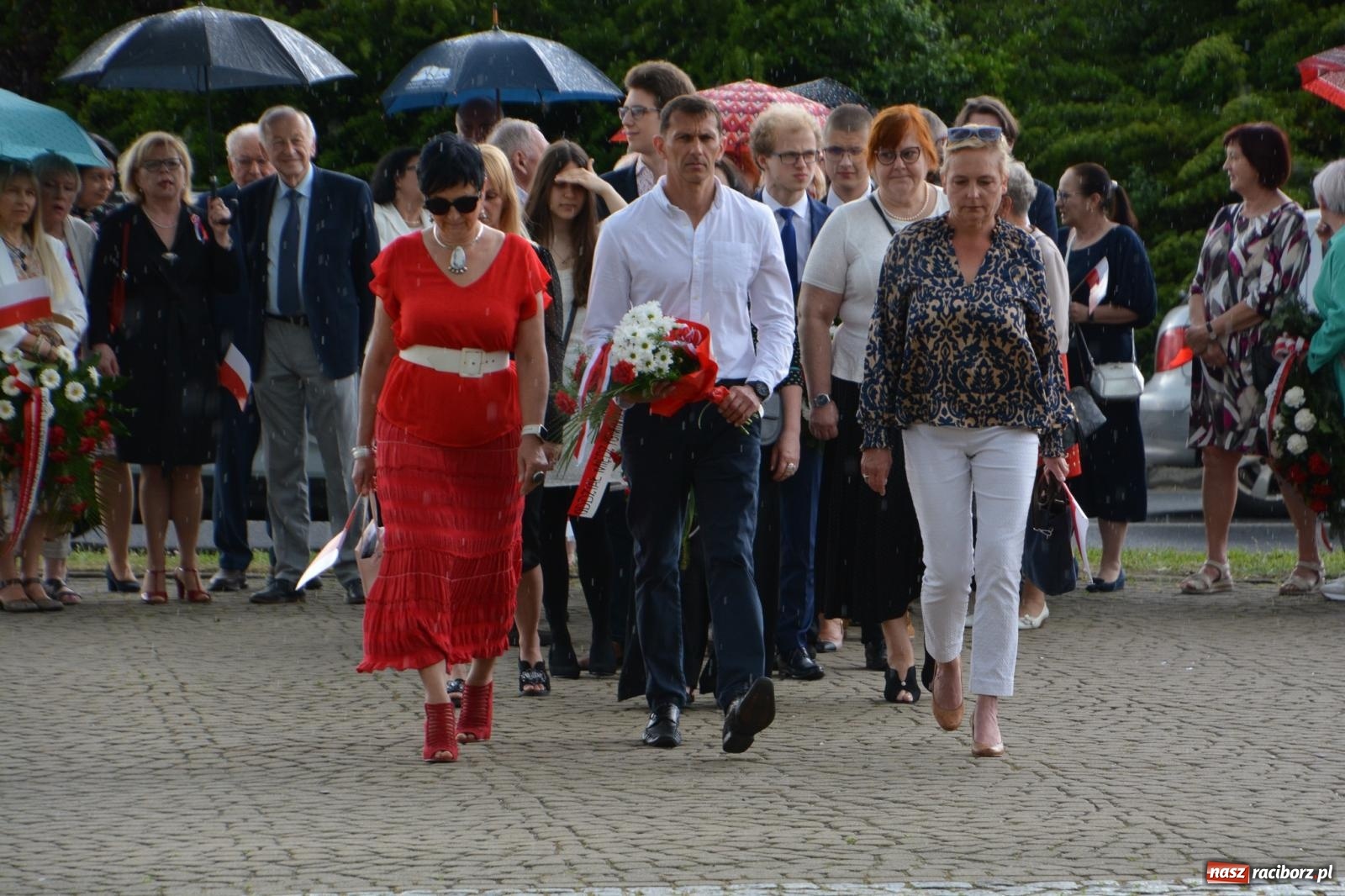 Zdjęcie w galerii na portalu naszraciborz.pl: Obchody Trzeciego Maja w Raciborzu w strugach deszczu [FOTO i WIDEO] wiadomości z regionu