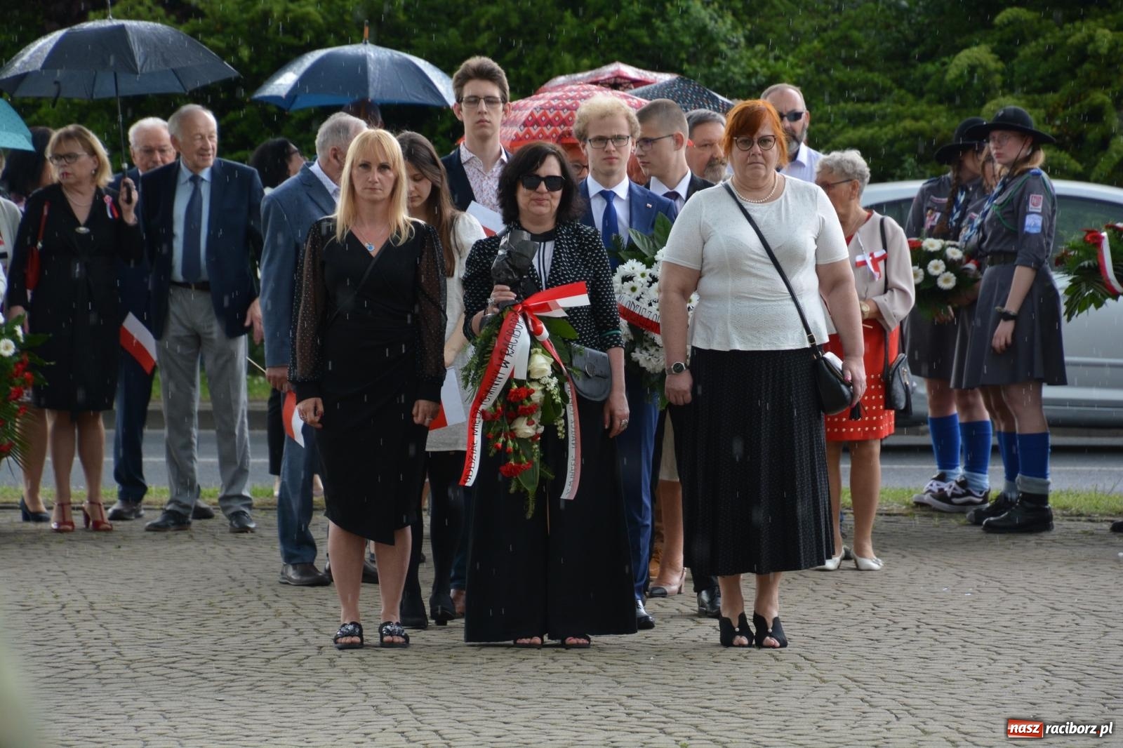 Zdjęcie w galerii na portalu naszraciborz.pl: Obchody Trzeciego Maja w Raciborzu w strugach deszczu [FOTO i WIDEO] wiadomości z regionu
