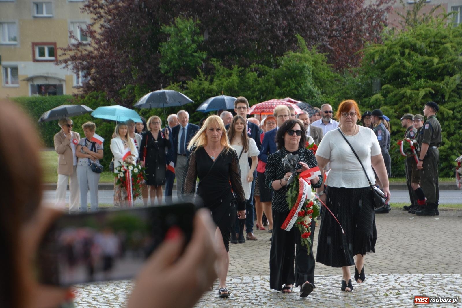 Zdjęcie w galerii na portalu naszraciborz.pl: Obchody Trzeciego Maja w Raciborzu w strugach deszczu [FOTO i WIDEO] wiadomości z regionu