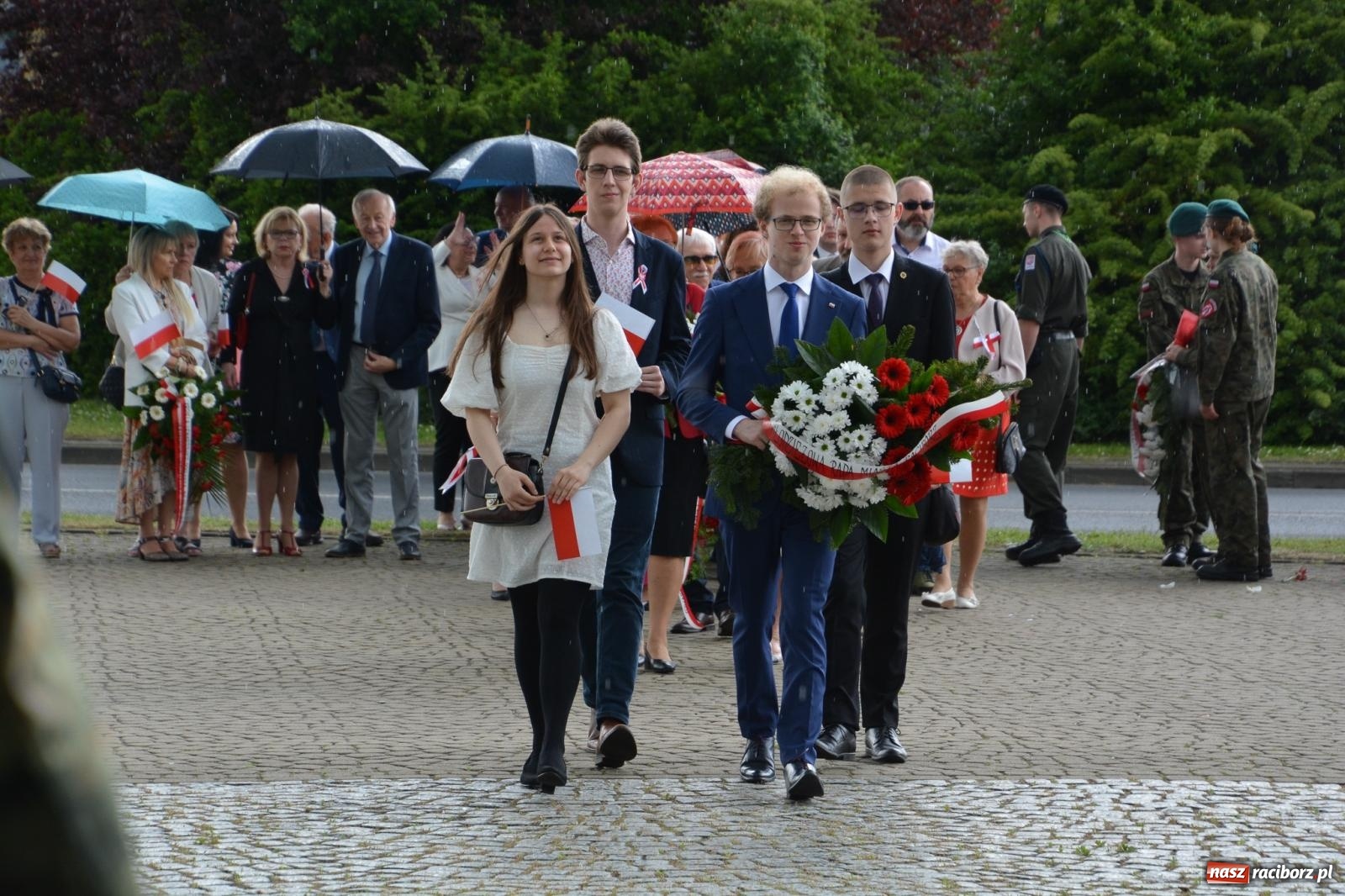 Zdjęcie w galerii na portalu naszraciborz.pl: Obchody Trzeciego Maja w Raciborzu w strugach deszczu [FOTO i WIDEO] wiadomości z regionu