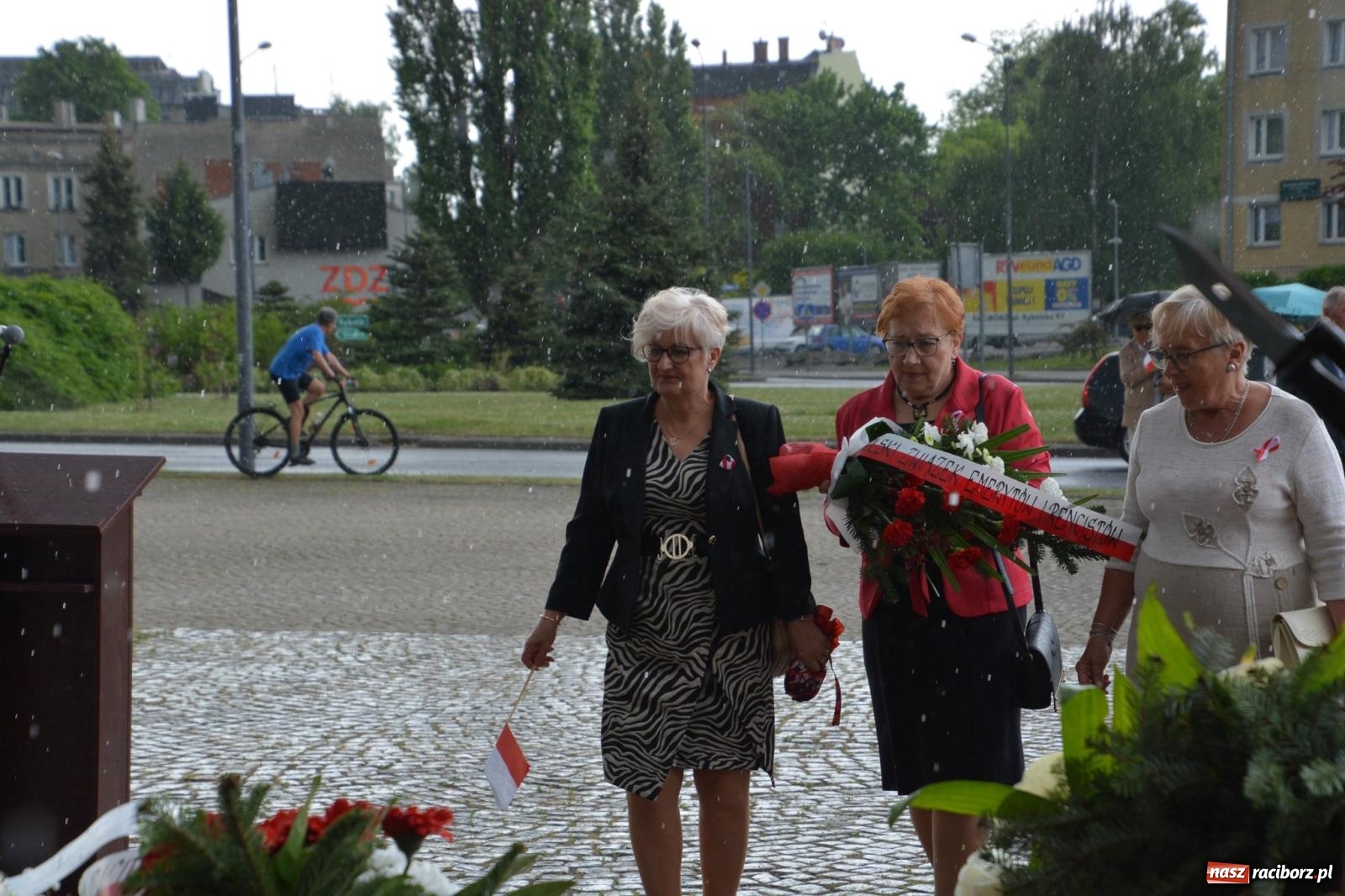 Zdjęcie w galerii na portalu naszraciborz.pl: Obchody Trzeciego Maja w Raciborzu w strugach deszczu [FOTO i WIDEO] wiadomości z regionu