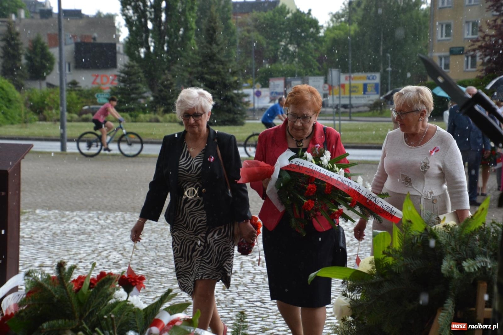 Zdjęcie w galerii na portalu naszraciborz.pl: Obchody Trzeciego Maja w Raciborzu w strugach deszczu [FOTO i WIDEO] wiadomości z regionu
