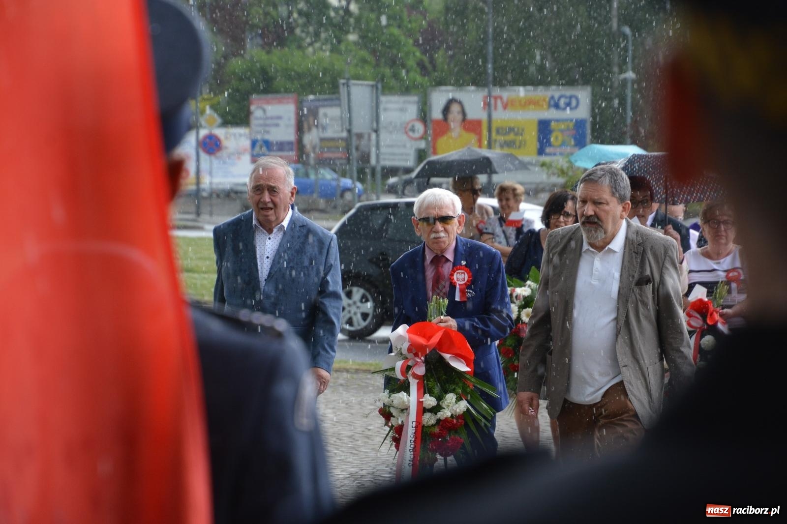 Zdjęcie w galerii na portalu naszraciborz.pl: Obchody Trzeciego Maja w Raciborzu w strugach deszczu [FOTO i WIDEO] wiadomości z regionu