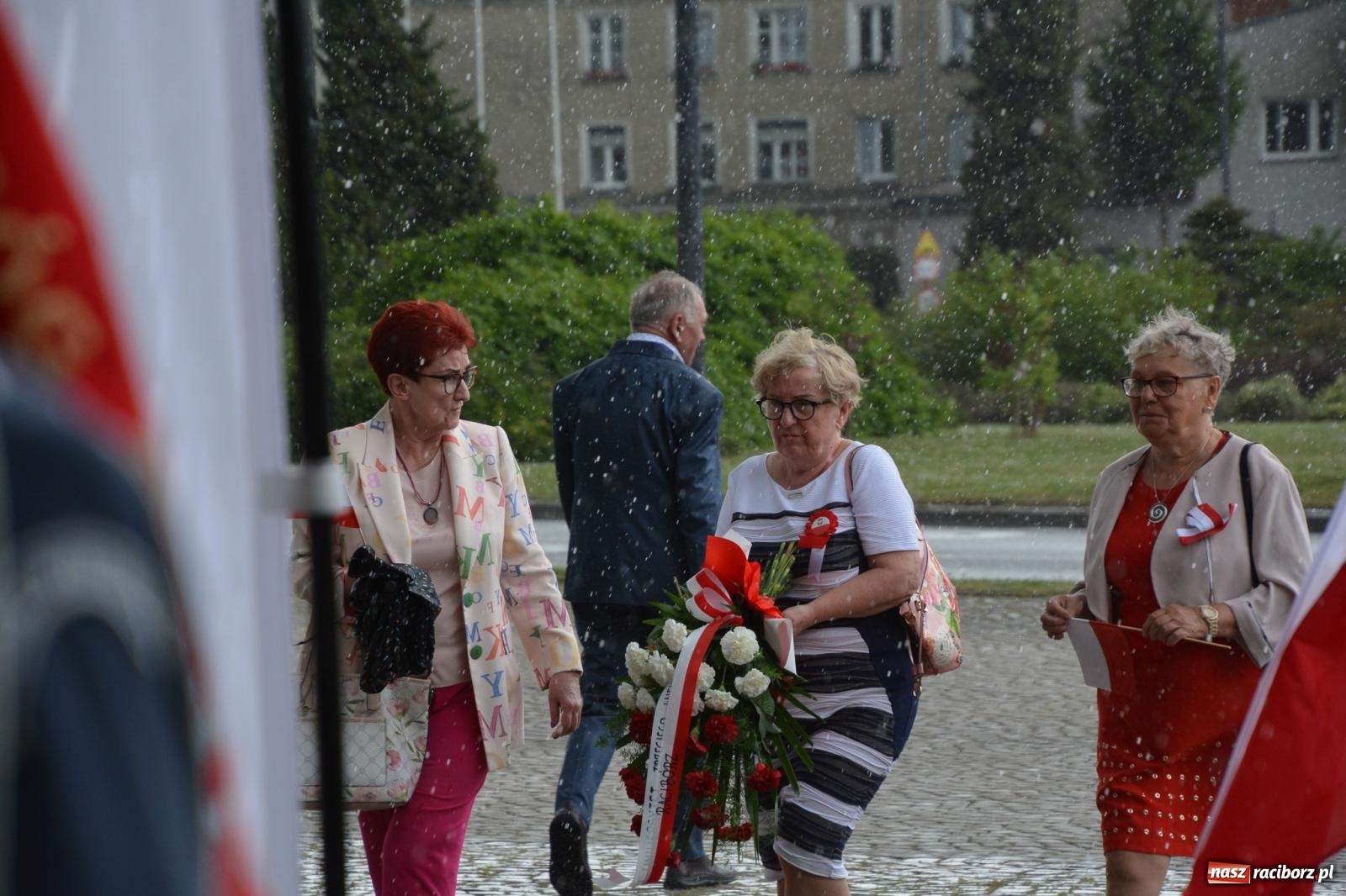 Zdjęcie w galerii na portalu naszraciborz.pl: Obchody Trzeciego Maja w Raciborzu w strugach deszczu [FOTO i WIDEO] wiadomości z regionu