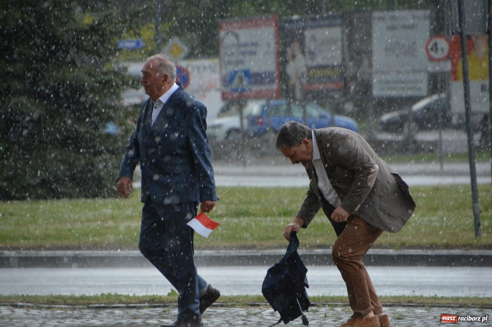 Zdjęcie w galerii na portalu naszraciborz.pl: Obchody Trzeciego Maja w Raciborzu w strugach deszczu [FOTO i WIDEO] wiadomości z regionu